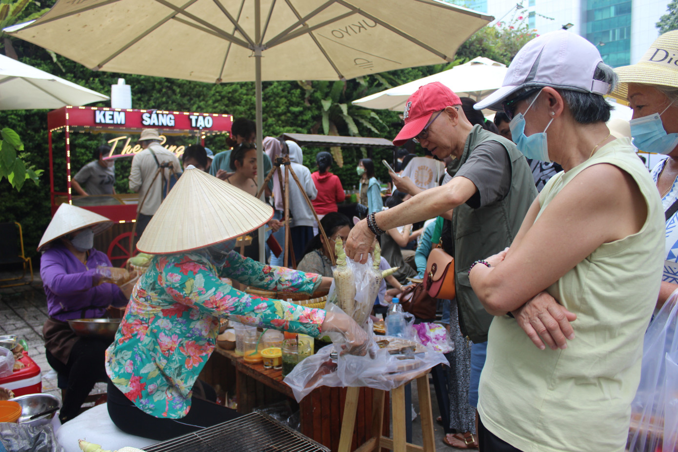 Những gian hàng bắp nước thu hút khách nước ngoài.