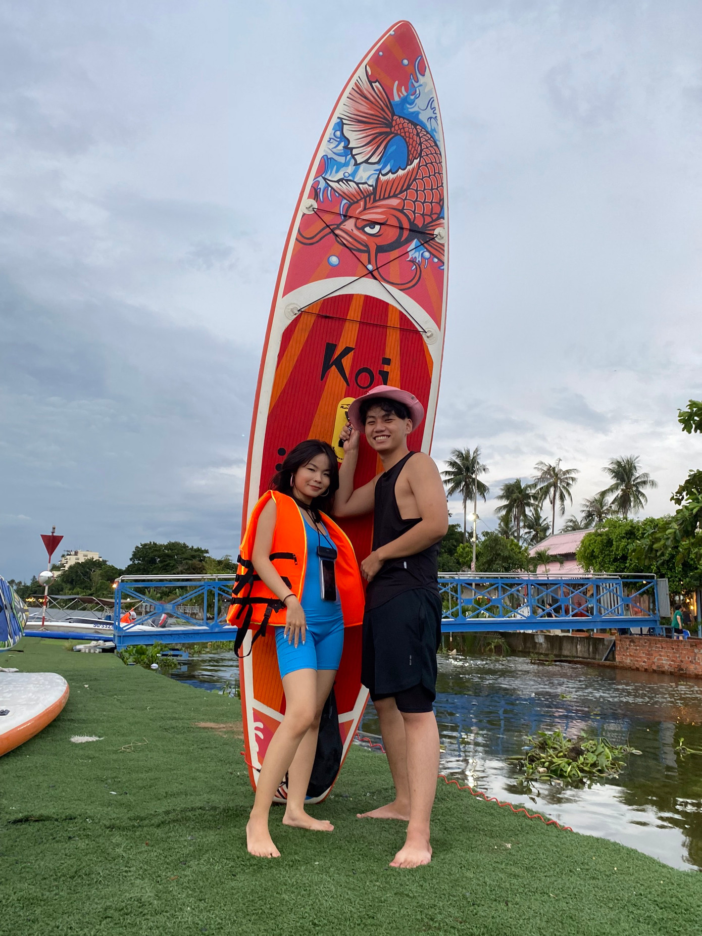 Hoàng Nam tham gia hoạt động chèo SUP cùng nhóm bạn của mình. Hoàng Nam tham gia hoạt động chèo SUP cùng nhóm bạn của mình.