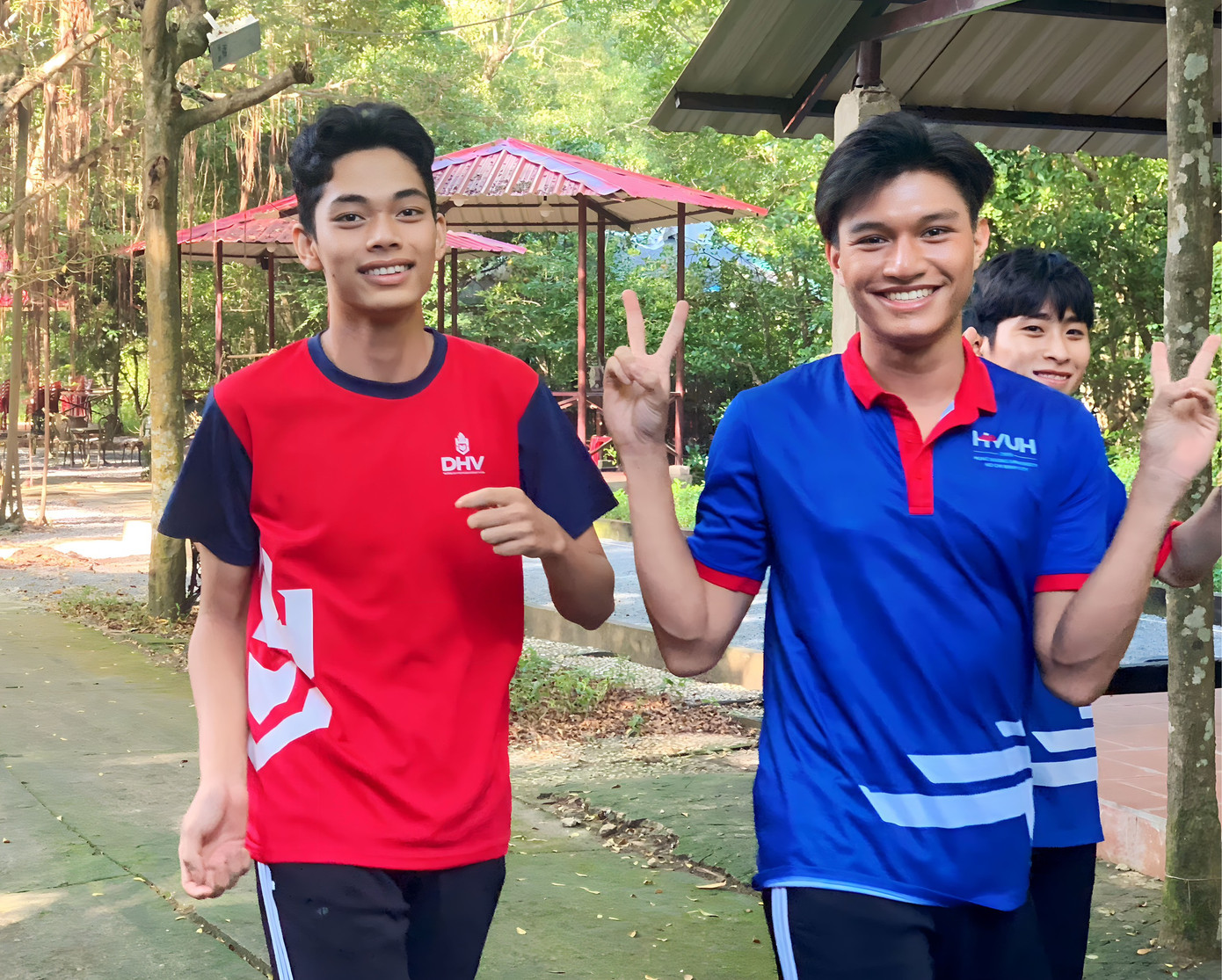 Các bạn sinh viên rất hào hứng khi có trải nghiệm đi bộ trong rừng ngập mặn Cần Giờ.