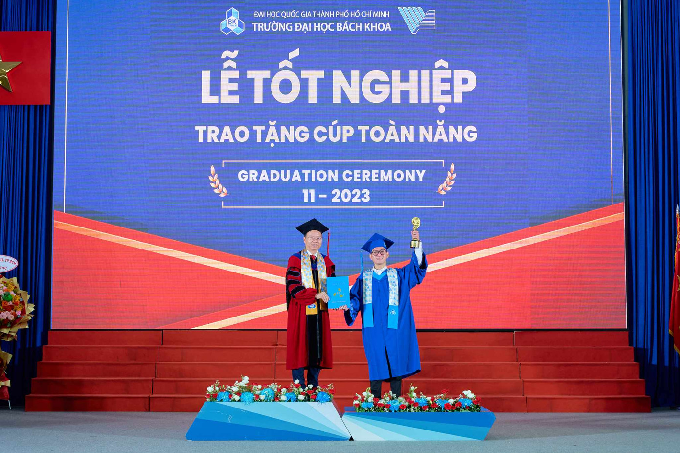Nguyễn Hoàng Trung nhận cúp Toàn năng trong buổi Lễ tốt nghiệp. (Ảnh: NVCC)
