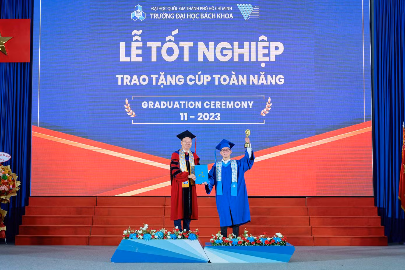 Nguyễn Hoàng Trung nhận cúp Toàn năng trong buổi Lễ tốt nghiệp. (Ảnh: NVCC) Nguyễn Hoàng Trung nhận cúp Toàn năng trong buổi Lễ tốt nghiệp. (Ảnh: NVCC)