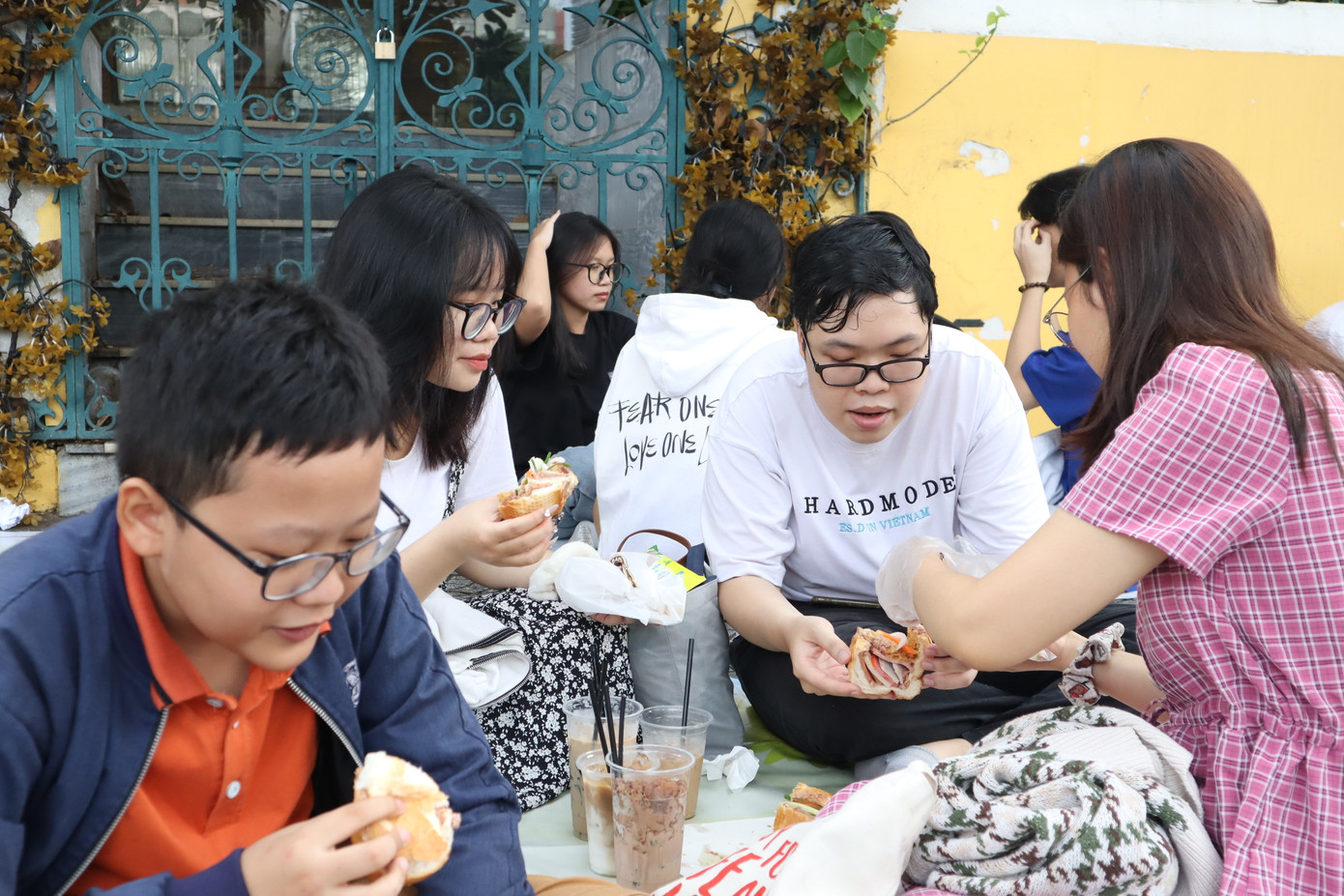 Nhiều nhóm bạn trẻ chọn cà phê bệt là điểm hẹn cuối tuần.