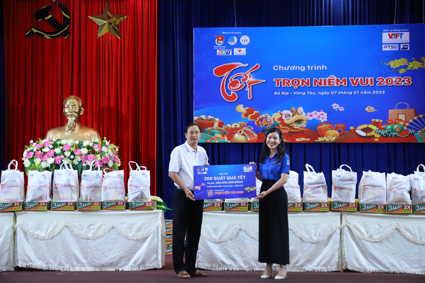 Đại diện Đoàn Thanh niên Tổng Công ty Cổ phần Dịch vụ Kỹ thuật Dầu khí Việt Nam (PTSC) trao bảng tượng trưng 300 suất quà cho lãnh đạo địa phương. Đại diện Đoàn Thanh niên Tổng Công ty Cổ phần Dịch vụ Kỹ thuật Dầu khí Việt Nam (PTSC) trao bảng tượng trưng 300 suất quà cho lãnh đạo địa phương.