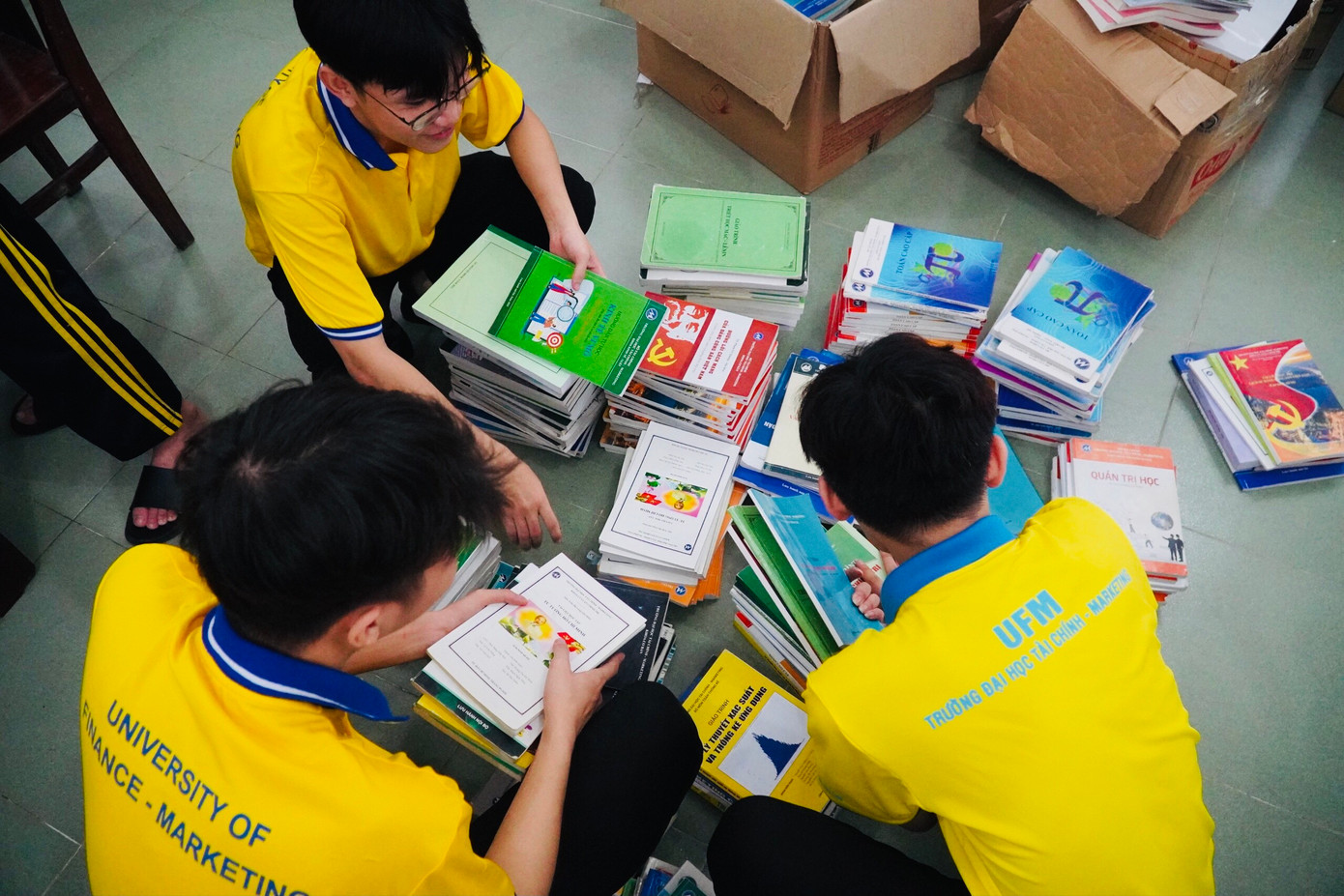 Mỗi phần quà đều được gói ghém cẩn thận và chuẩn bị kỹ càng trước khi trao tặng. Mỗi phần quà đều được gói ghém cẩn thận và chuẩn bị kỹ càng trước khi trao tặng.