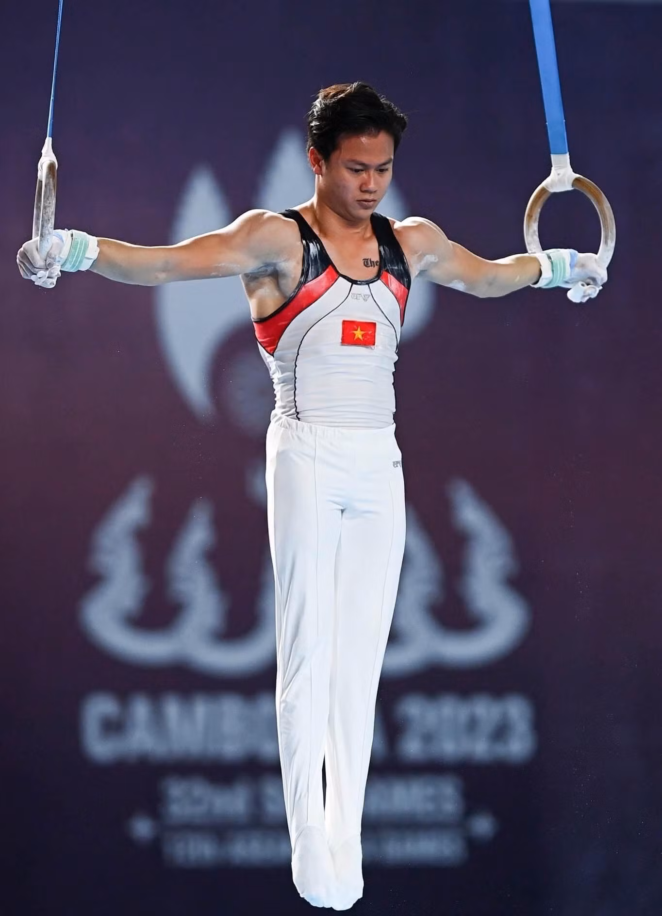 Khánh Phong dự thi hạng mục vòng treo tại SEA Games 32. (Ảnh: NVCC)