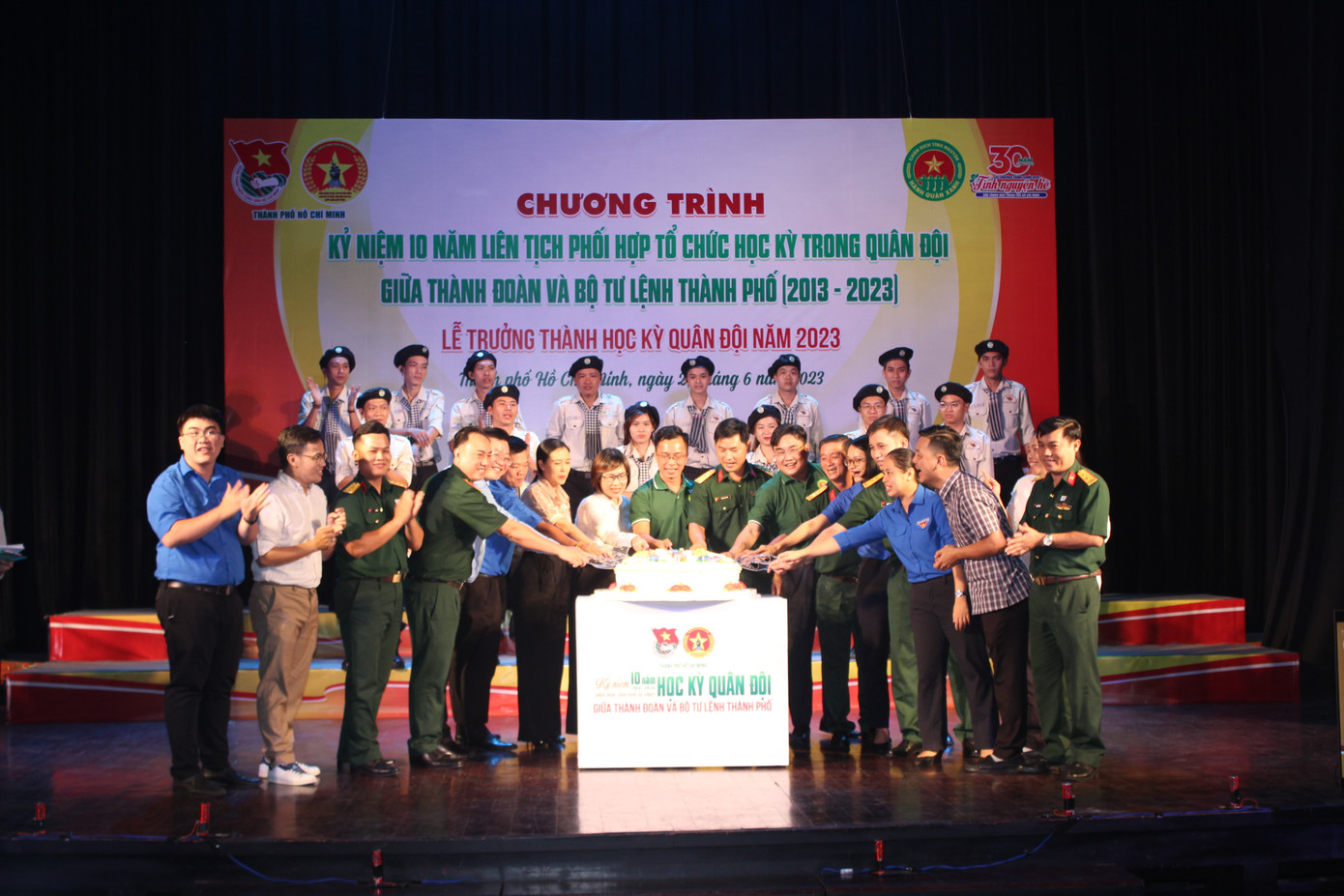 Nghi thức cách bánh sinh nhật đánh dấu mốc 10 năm tổ chức "Học kỳ trong Quân đội" tại TP. HCM.