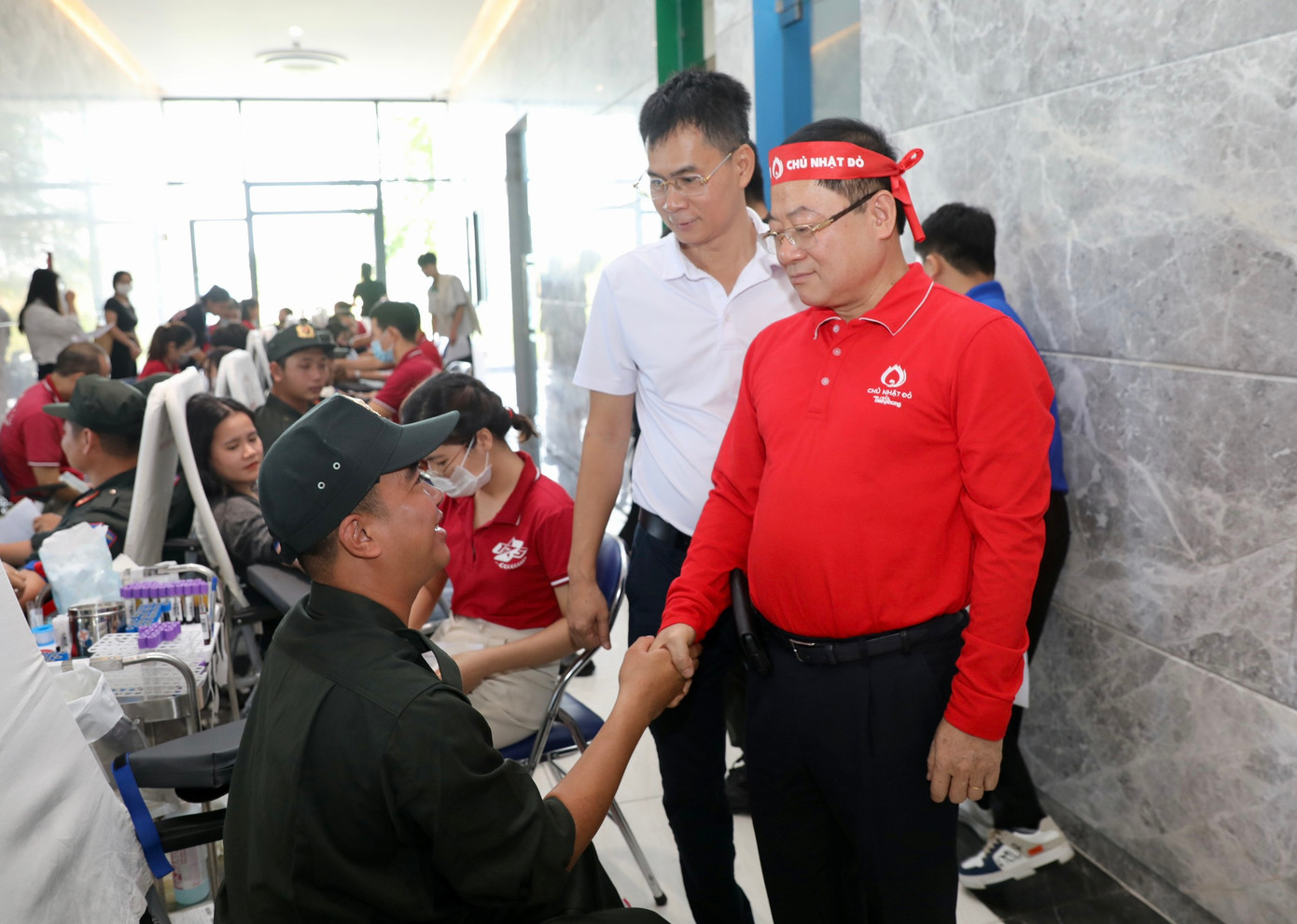 Nhà báo Lê Xuân Sơn - Tổng Biên tập báo Tiền Phong hỏi thăm các bạn trẻ tham gia hiến máu tại Ngày hội. (Ảnh: Duy Anh) Nhà báo Lê Xuân Sơn - Tổng Biên tập báo Tiền Phong hỏi thăm các bạn trẻ tham gia hiến máu tại Ngày hội. (Ảnh: Duy Anh)