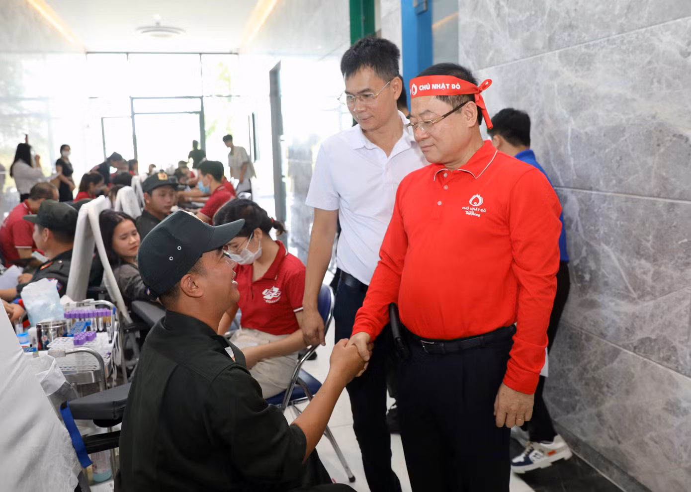 Nhà báo Lê Xuân Sơn - Tổng Biên tập báo Tiền Phong hỏi thăm các bạn trẻ tham gia hiến máu tại Ngày hội. (Ảnh: Duy Anh)