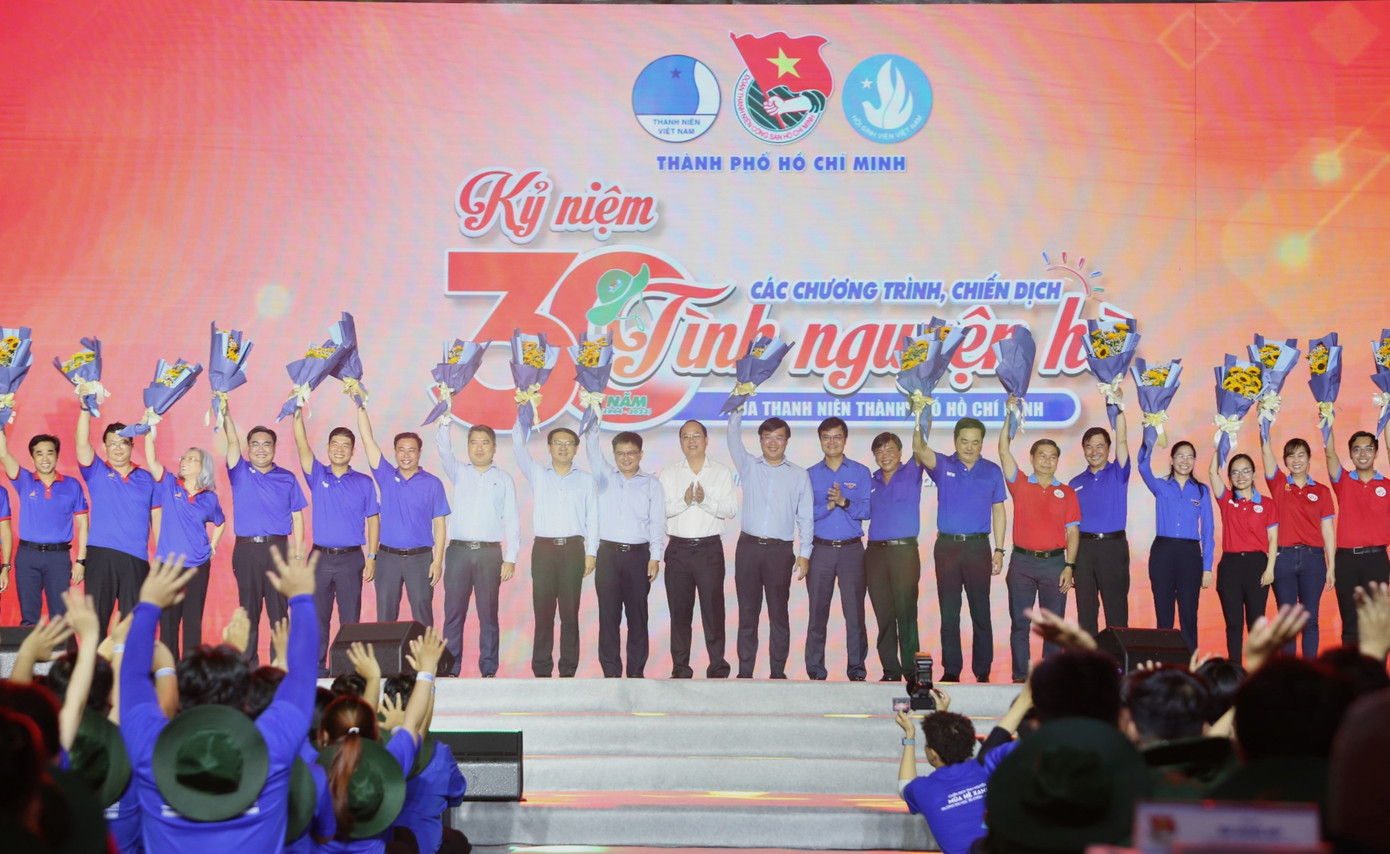 Tri ân các thế hệ thủ lĩnh trong các chương trình, chiến dịch tình nguyện Hè của thanh niên TP. HCM qua các thời kỳ. (Ảnh: Ngô Tùng)