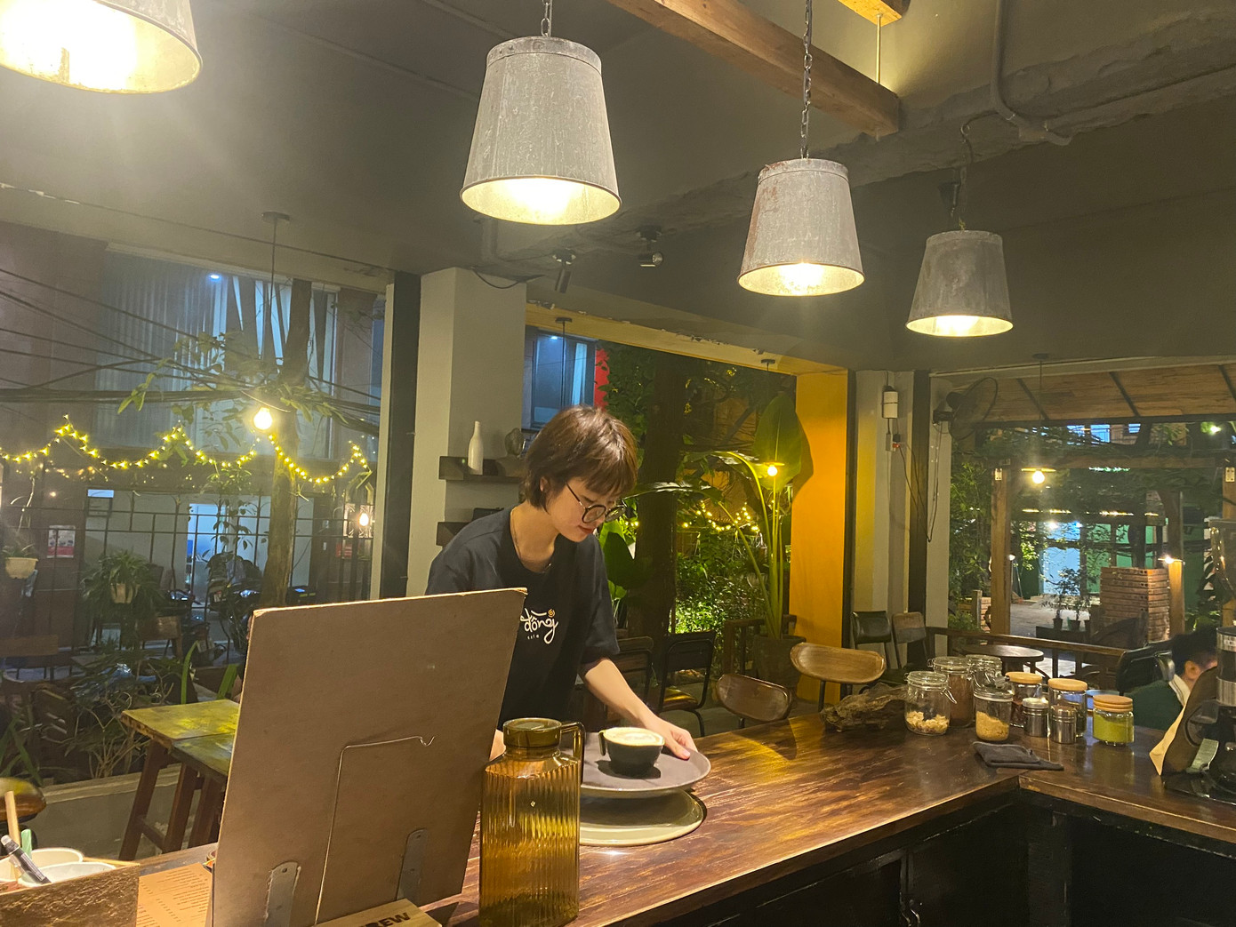 “Ngày lễ mà phải đi làm, mình cũng tủi thân lắm, khi nhìn thấy mọi người đi chơi cùng nhau, nói chuyện vui đùa cùng nhau, mình lại nhớ ba mẹ và anh chị mình ở nhà. Nhưng mình đã dặn lòng và hẹn với ba mẹ tuần sau mình sẽ về”, Thanh Hoa bày tỏ.