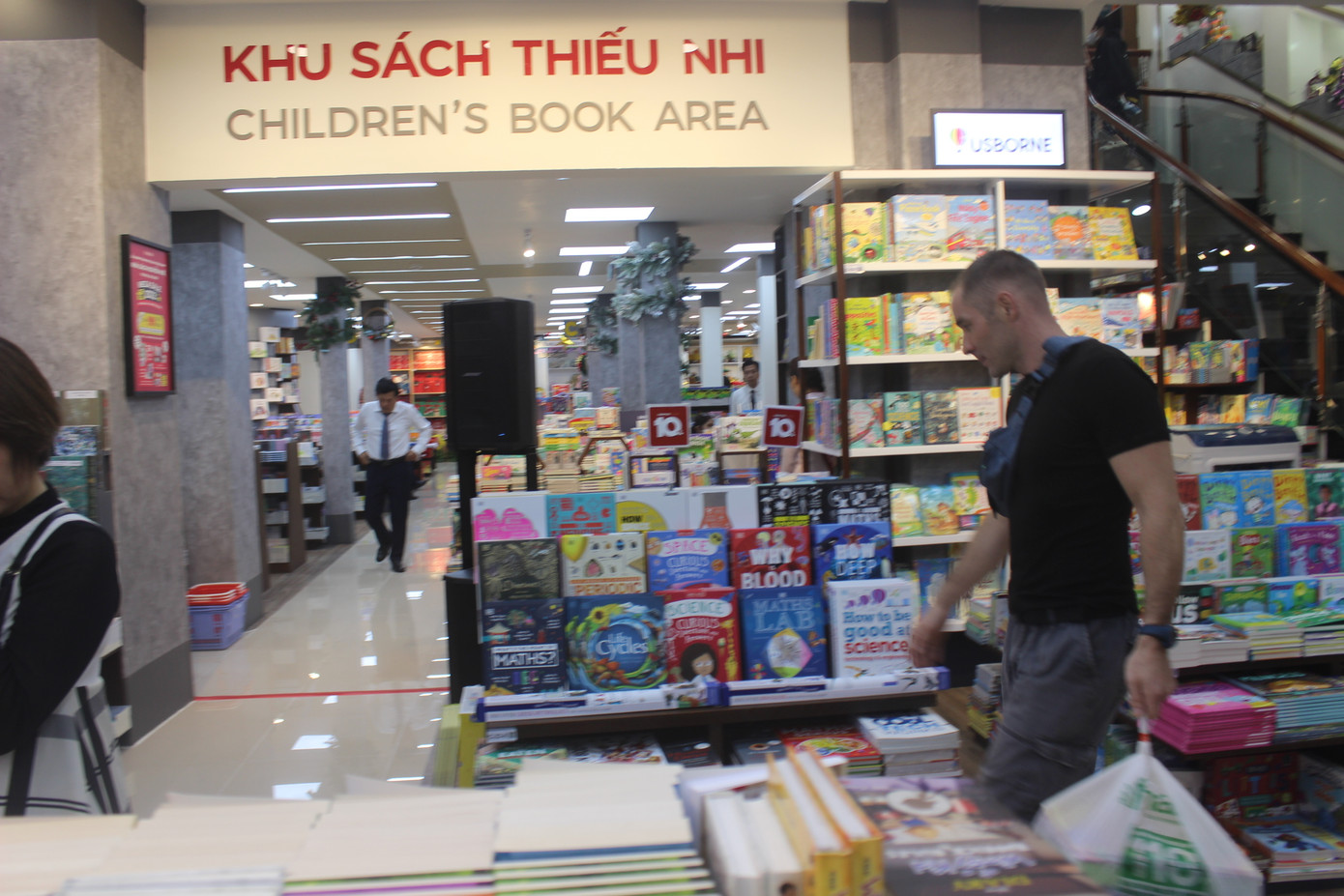 Nhiều không gian trong nhà sách được trang trí bắt mắt.