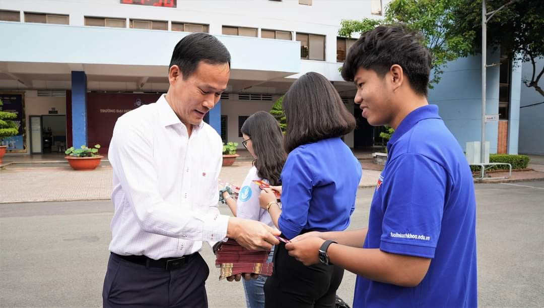 Sinh viên được nhận lì xì đầu năm từ lãnh đạo nhà trường. (Ảnh: ĐHBK) Sinh viên được nhận lì xì đầu năm từ lãnh đạo nhà trường. (Ảnh: ĐHBK)