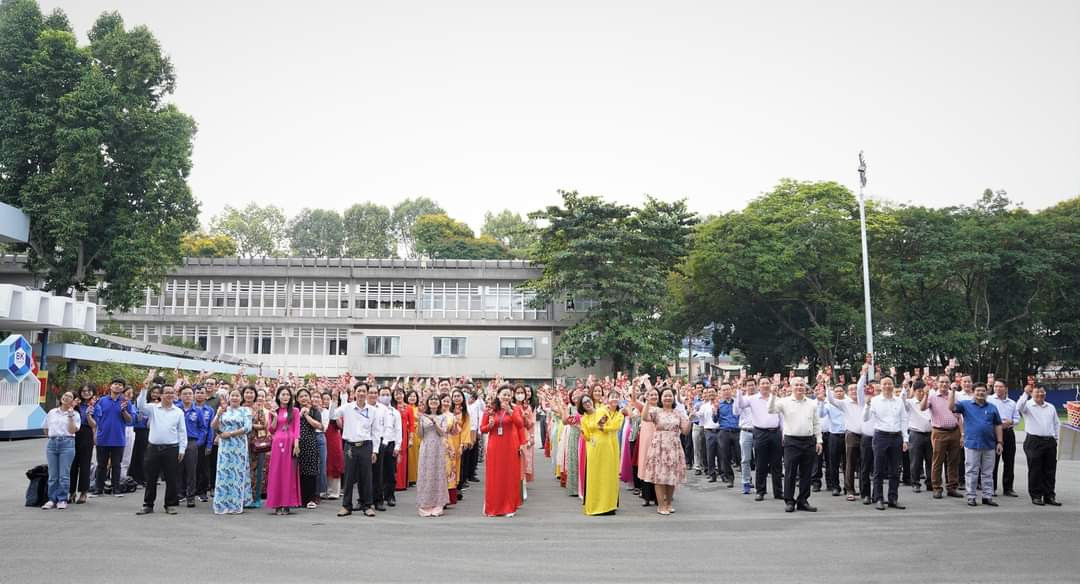 Không khí phấn khởi của cán bộ, giảng viên, công nhân viên trường ĐH Bách khoa (ĐHQG TP. HCM) trong ngày đầu đi làm. (Ảnh: ĐHBK) Không khí phấn khởi của cán bộ, giảng viên, công nhân viên trường ĐH Bách khoa (ĐHQG TP. HCM) trong ngày đầu đi làm. (Ảnh: ĐHBK)