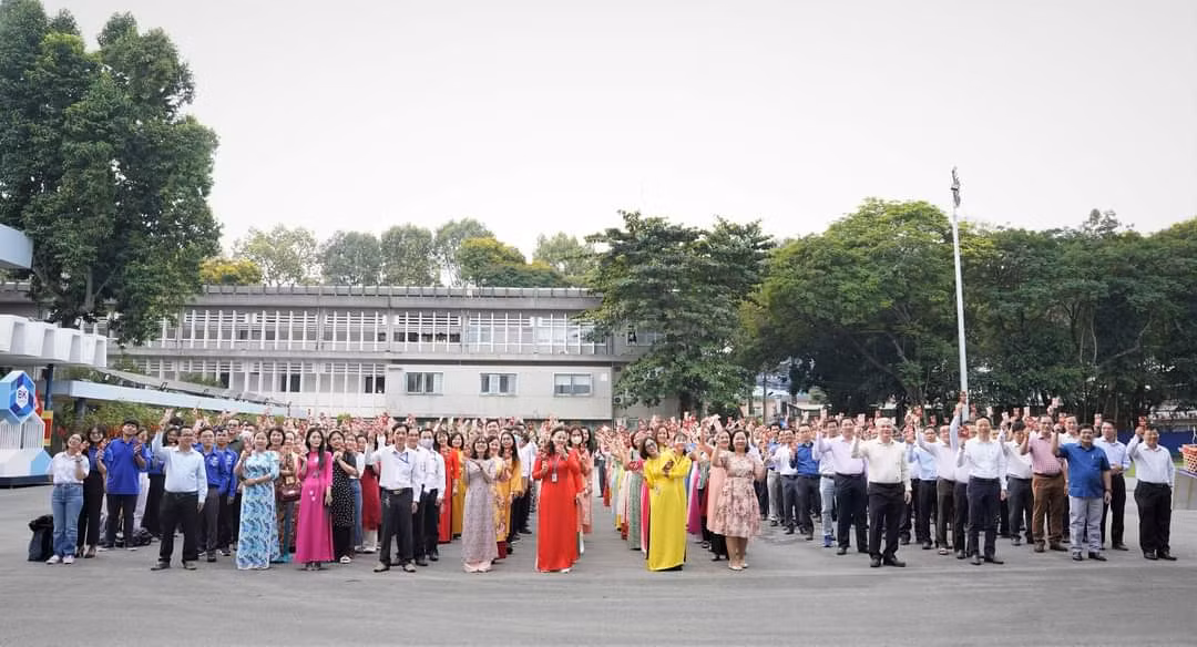 Không khí phấn khởi của cán bộ, giảng viên, công nhân viên trường ĐH Bách khoa (ĐHQG TP. HCM) trong ngày đầu đi làm. (Ảnh: ĐHBK)
