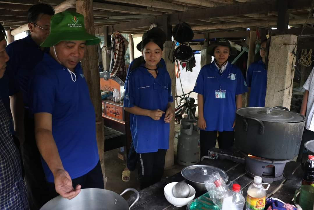 PGS. TS Vũ Hải Quân thăm chỗ ăn ở của các sinh viên tình nguyện tại Đồng Tháp. (Ảnh: ĐHQG TP. HCM) PGS. TS Vũ Hải Quân thăm chỗ ăn ở của các sinh viên tình nguyện tại Đồng Tháp. (Ảnh: ĐHQG TP. HCM)