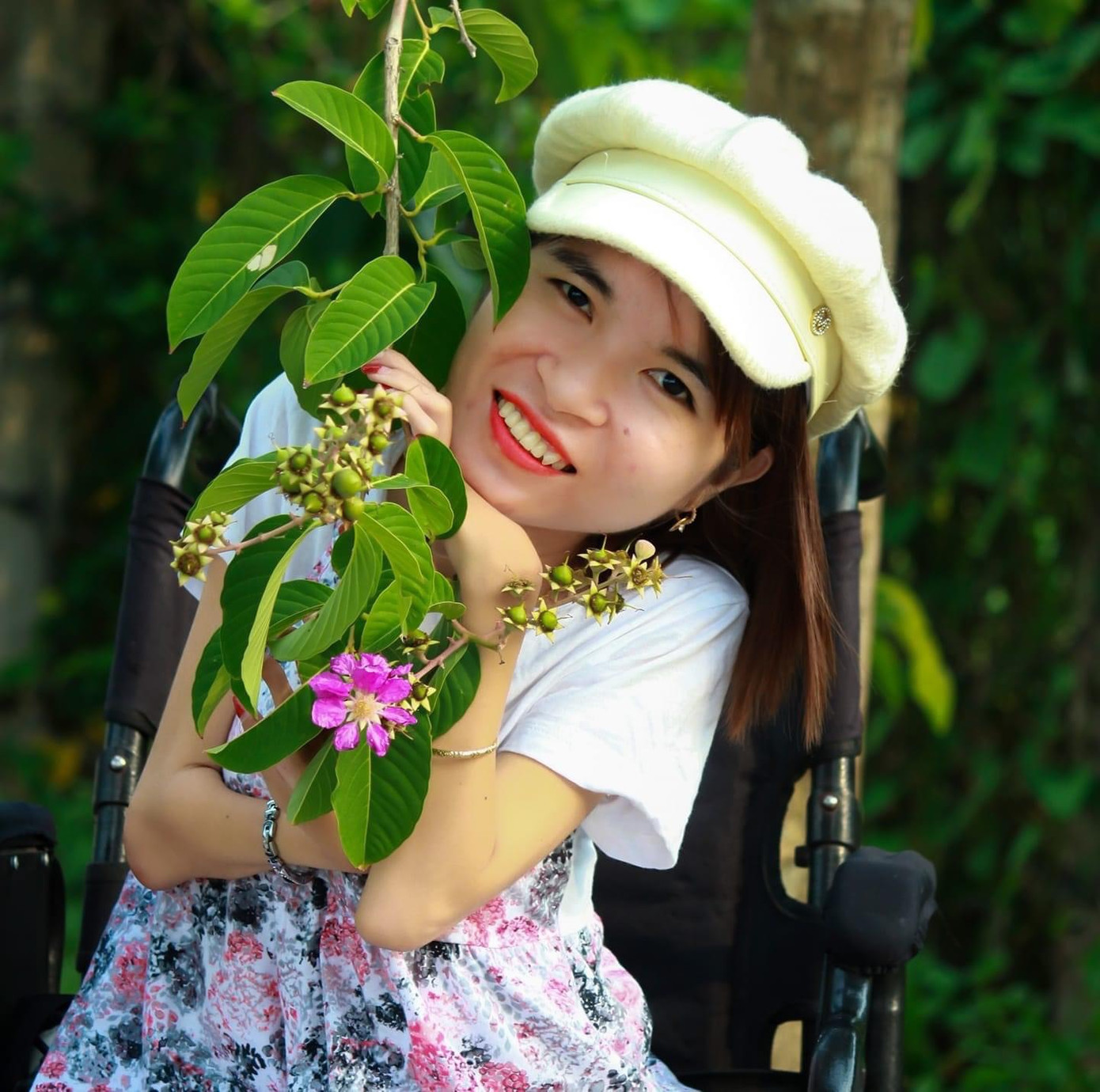 Khó khăn là vậy, nhưng Huyền chưa từng có ý định bỏ cuộc: “Khi sinh ra, mình không được bằng người ta thì bản thân cần phải cố gắng nhiều hơn nữa. Cuộc đời mình còn có rất nhiều câu chuyện ý nghĩa phía trước". Khó khăn là vậy, nhưng Huyền chưa từng có ý định bỏ cuộc: “Khi sinh ra, mình không được bằng người ta thì bản thân cần phải cố gắng nhiều hơn nữa. Cuộc đời mình còn có rất nhiều câu chuyện ý nghĩa phía trước".