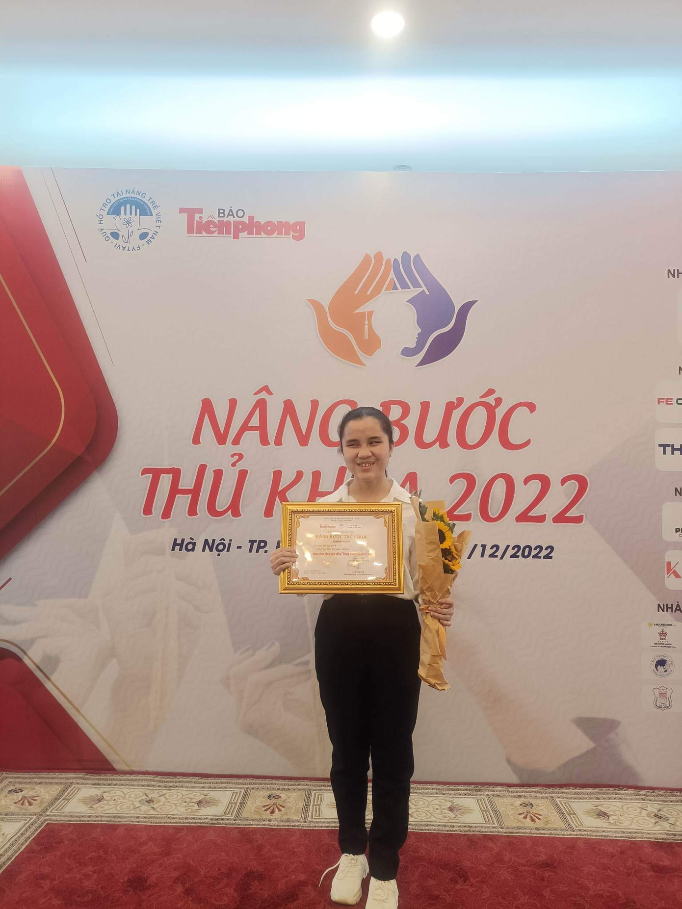 Ái Vy vinh dự nhận được học bổng “Nâng bước thủ khoa” năm 2022 của báo Tiền Phong. Ái Vy vinh dự nhận được học bổng “Nâng bước thủ khoa” năm 2022 của báo Tiền Phong.