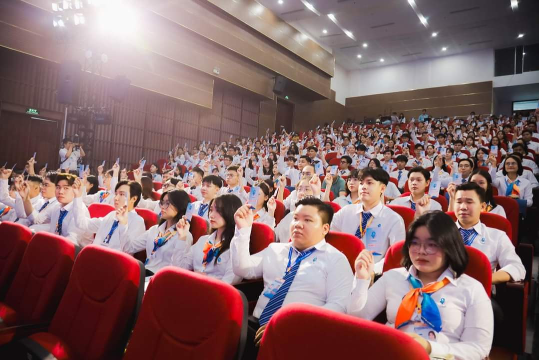 Đại biểu biểu quyết bằng thẻ tại Đại hội. (Ảnh: TLTĐ) Đại biểu biểu quyết bằng thẻ tại Đại hội. (Ảnh: TLTĐ)