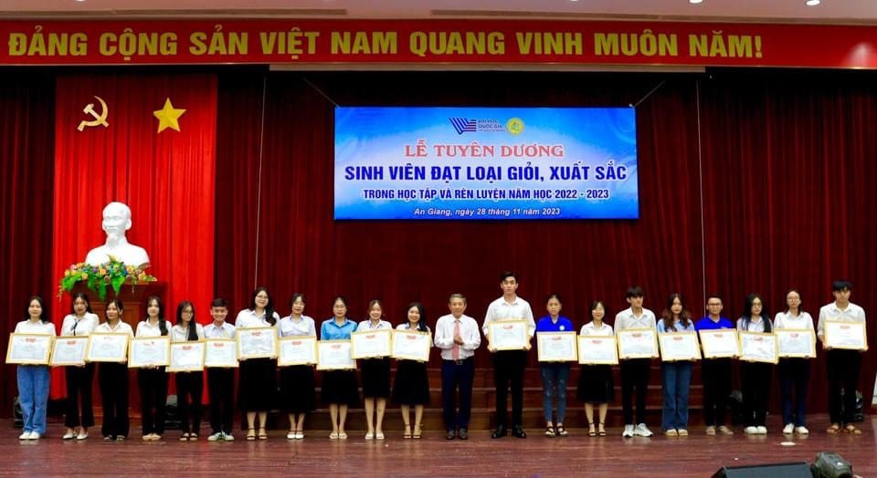 Thái Vinh đạt nhiều thành tích trong học tập. (Ảnh: NVCC) Thái Vinh đạt nhiều thành tích trong học tập. (Ảnh: NVCC)