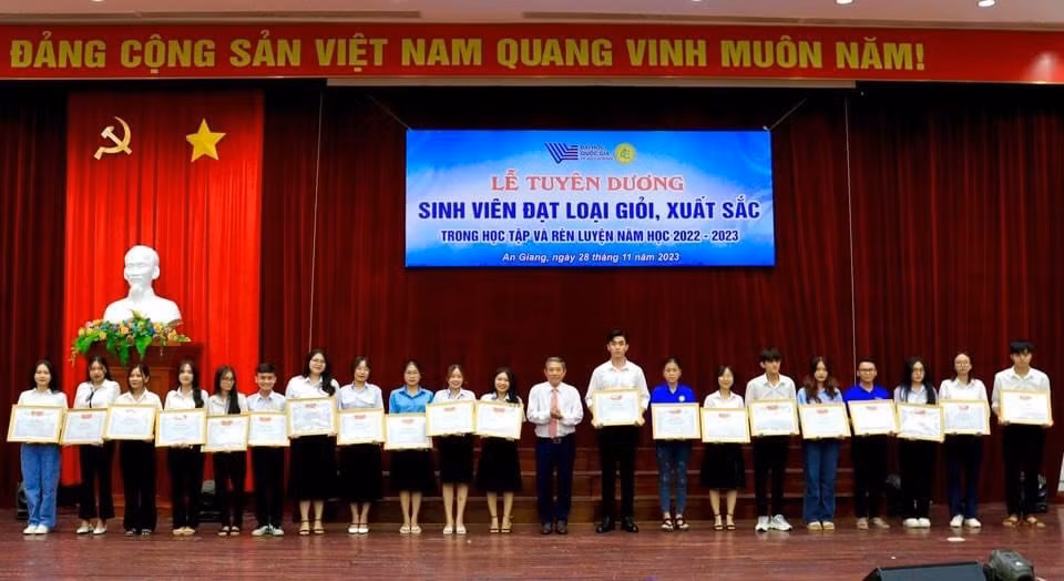 Thái Vinh đạt nhiều thành tích trong học tập. (Ảnh: NVCC)