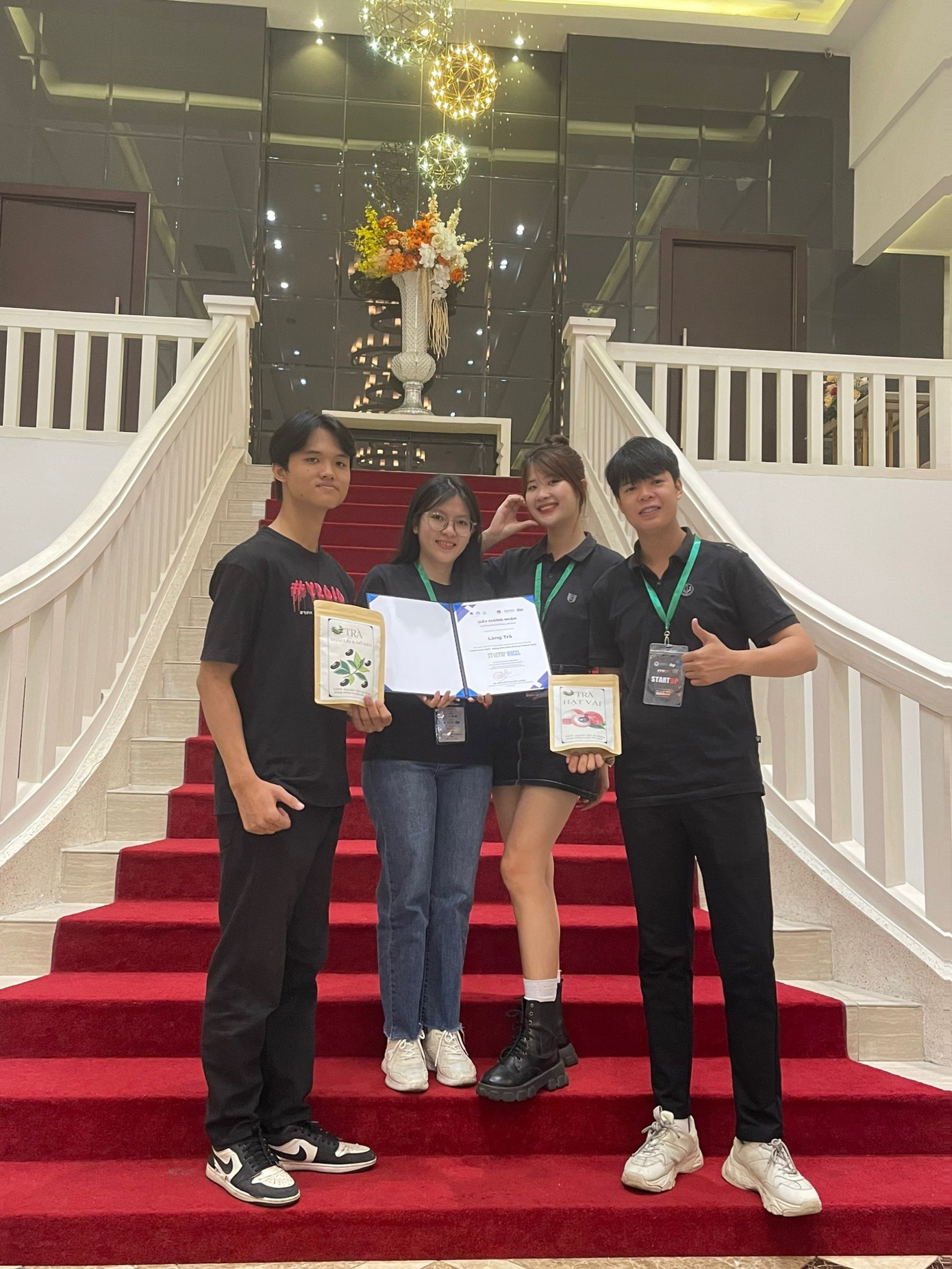 Lê Trung Nhân, Nguyễn Thị Thu Hương, Nguyễn Quốc Chung, Võ Thị Kim Phúc là tác giả của dự án “Làng Trà”. (Ảnh: NVCC) Lê Trung Nhân, Nguyễn Thị Thu Hương, Nguyễn Quốc Chung, Võ Thị Kim Phúc là tác giả của dự án “Làng Trà”. (Ảnh: NVCC)