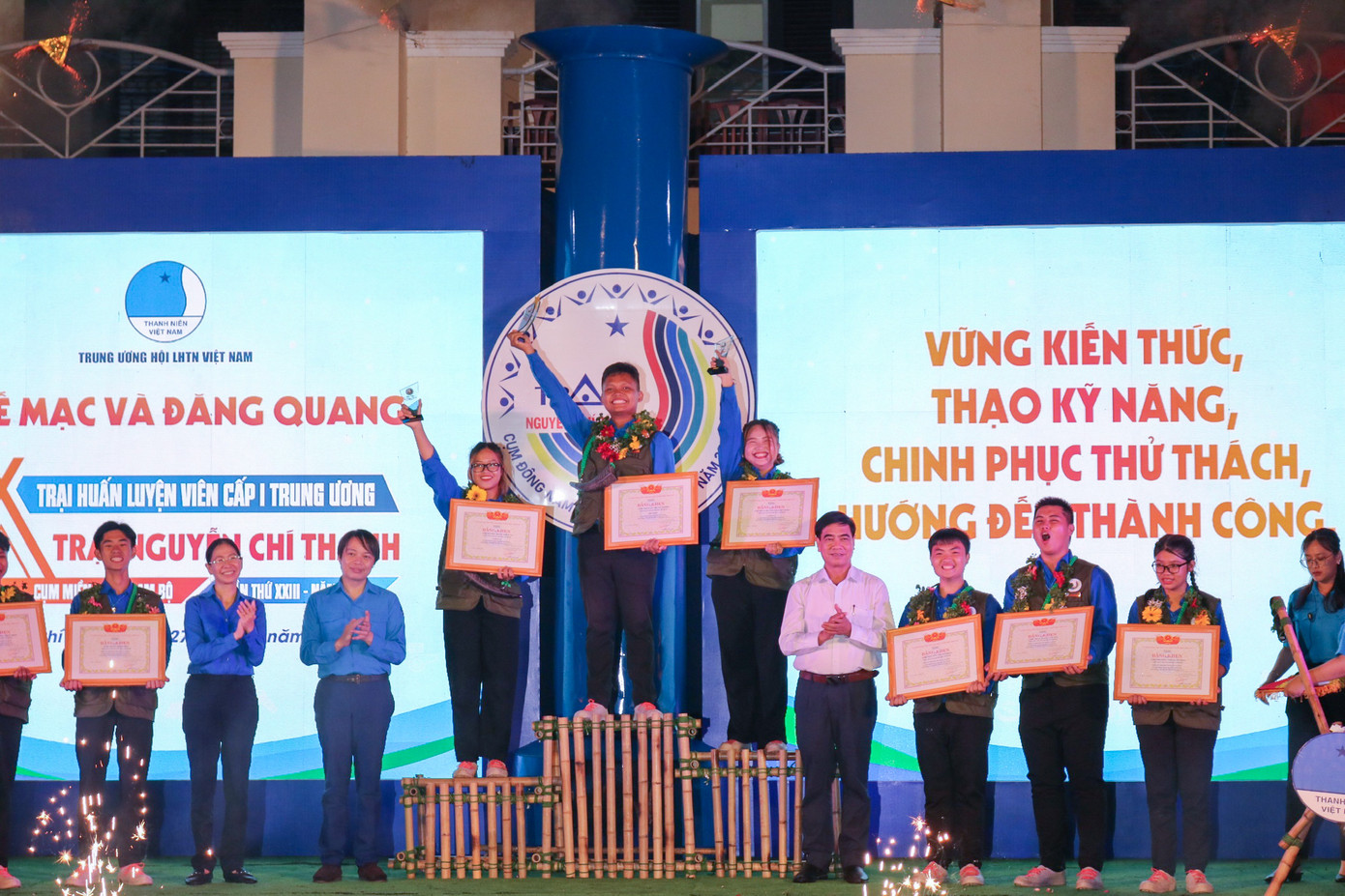 Trần Lê Trung Nghĩa (giữa) được xướng tên với ngôi vị thủ khoa