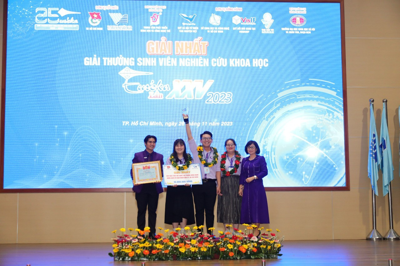 Nhóm nghiên cứu đoạt giải Nhất Giải thưởng “Sinh viên nghiên cứu khoa học Euréka 2023”. Nhóm nghiên cứu đoạt giải Nhất Giải thưởng “Sinh viên nghiên cứu khoa học Euréka 2023”.