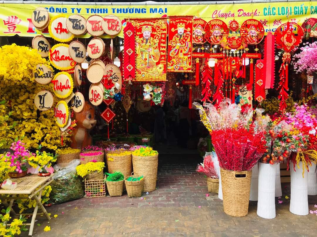 Theo các chủ cửa hàng thì các mặt hàng đồ trang trí Tết không có nhiều thay đổi, chủ yếu là năm con giáp gì thì bán thêm các hàng về những con giáp đó. Như năm nay là năm Quý Mão thì các cửa hàng sẽ bày bán nhiều tranh dán, lịch treo tường, bao lì xì in hình con mèo, mẫu mã cũng rất đa dạng.