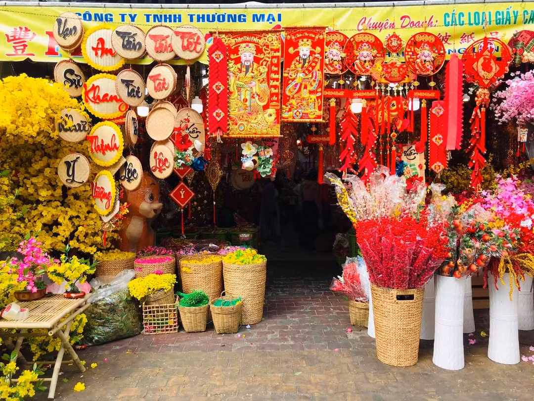 Theo các chủ cửa hàng thì các mặt hàng đồ trang trí Tết không có nhiều thay đổi, chủ yếu là năm con giáp gì thì bán thêm các hàng về những con giáp đó. Như năm nay là năm Quý Mão thì các cửa hàng sẽ bày bán nhiều tranh dán, lịch treo tường, bao lì xì in hình con mèo, mẫu mã cũng rất đa dạng.