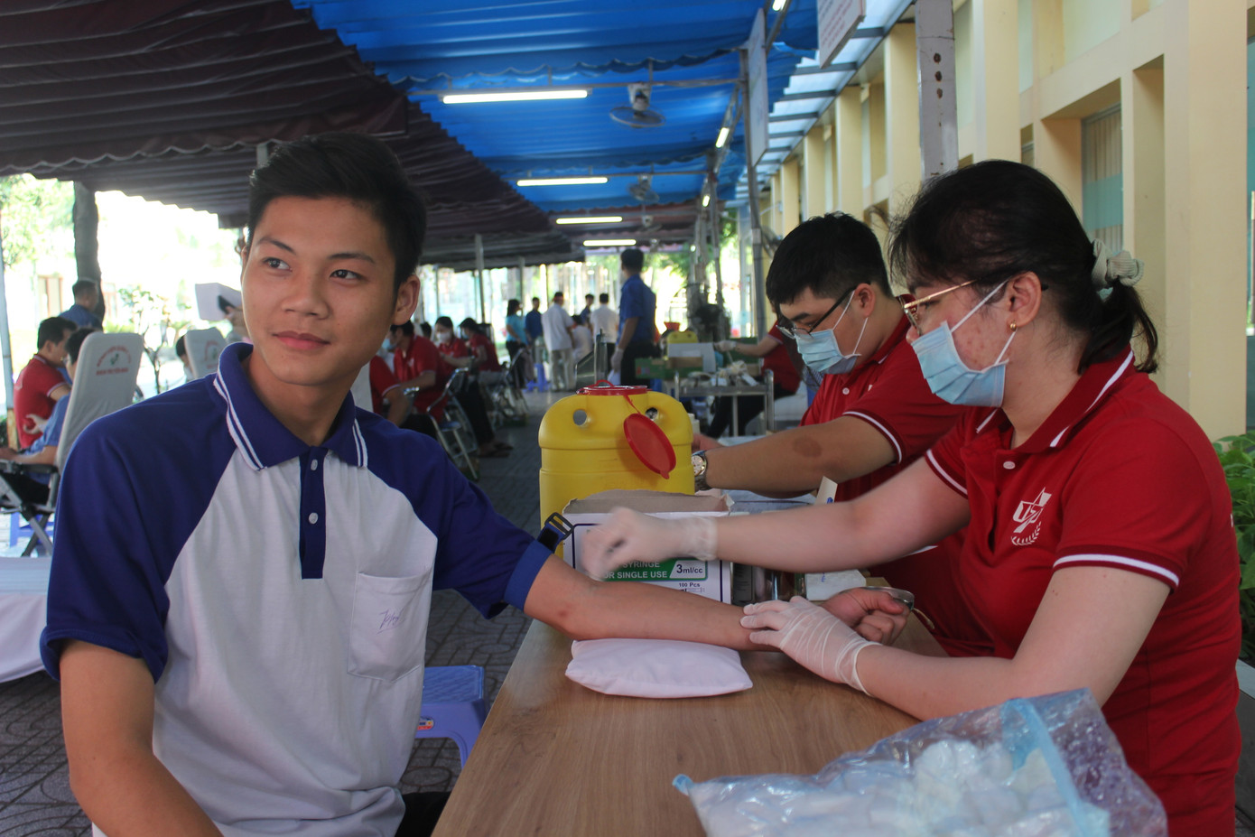Sinh viên được các nhân viên y tế Bệnh viện 175 khám sàng lọc trước khi tham gia hiến máu.