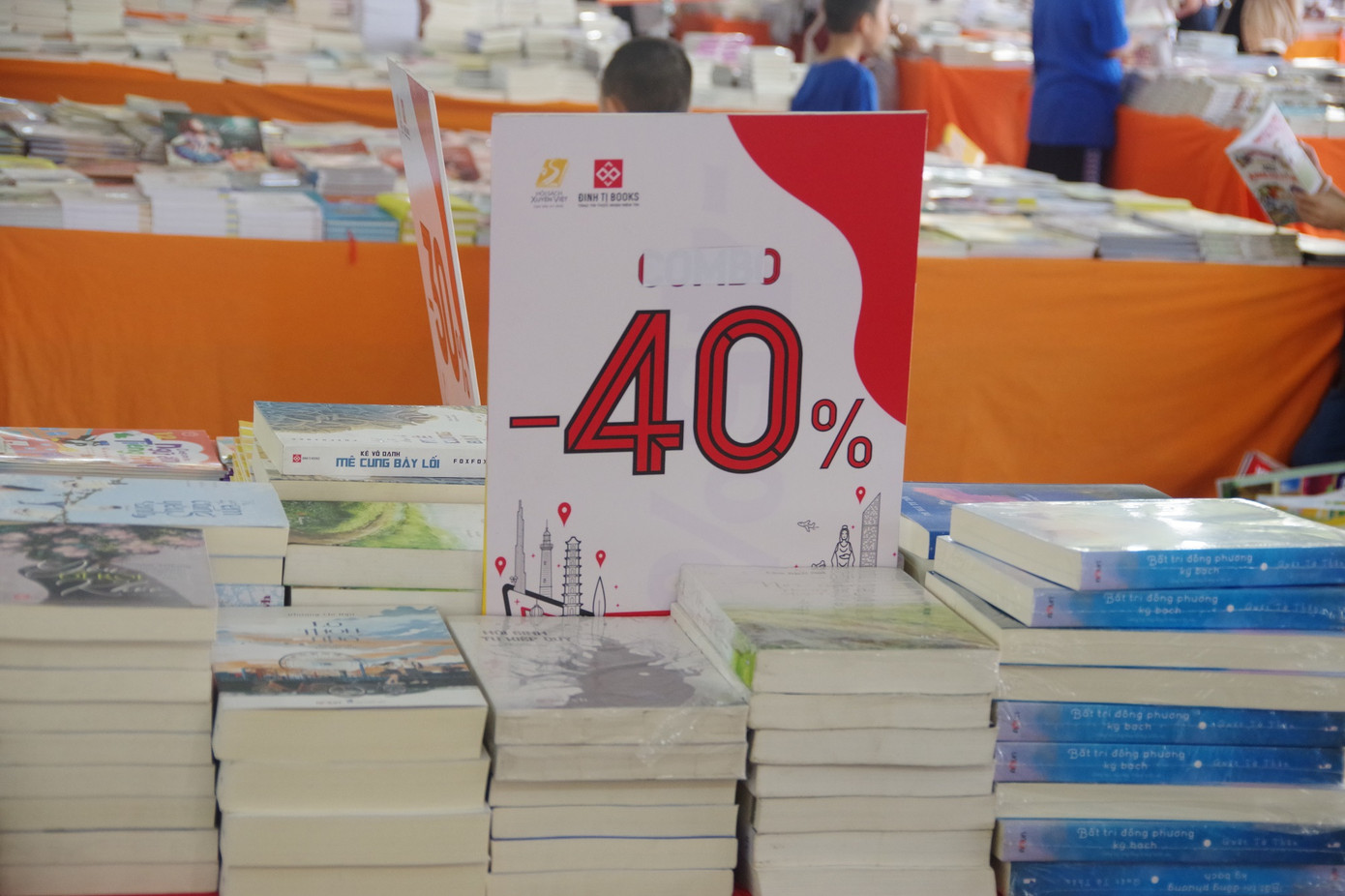 Nhiều đầu sách còn được giảm đến 40%.