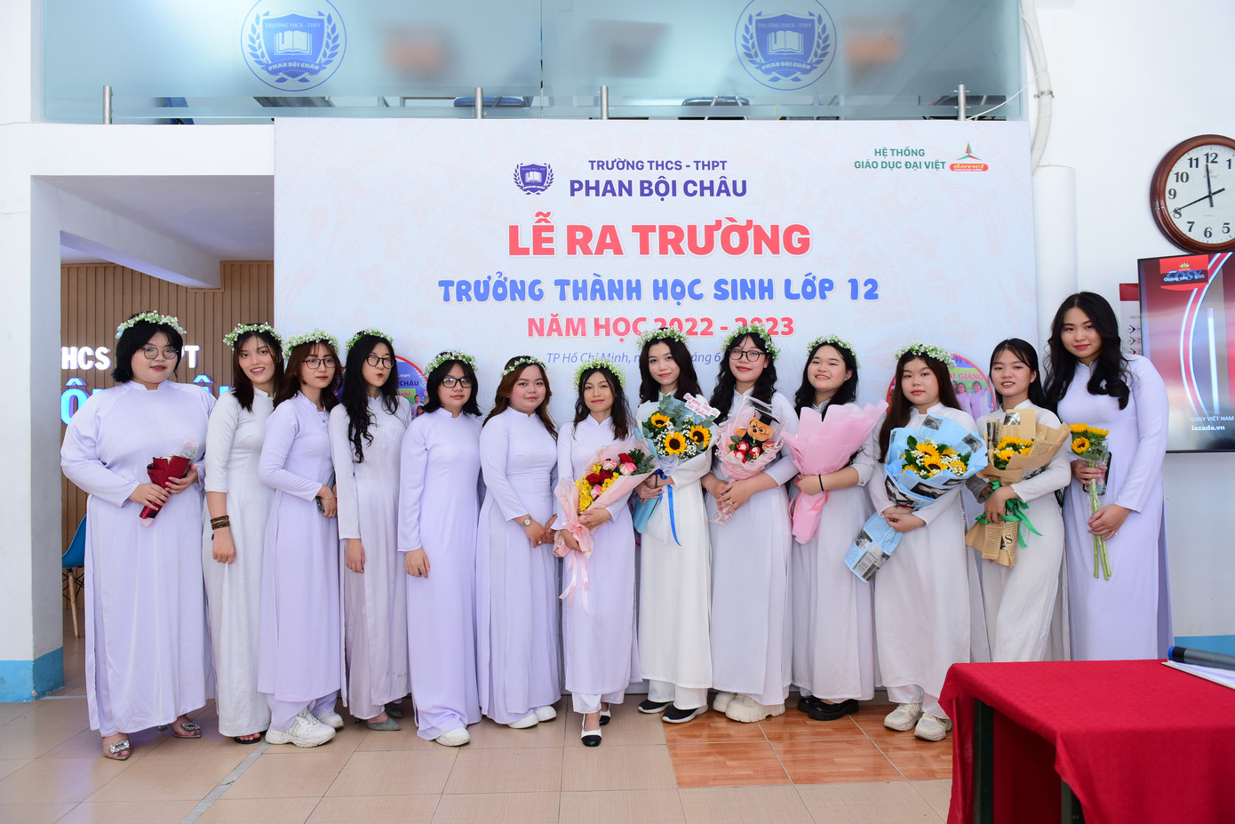 Trần Nguyễn Xuân Nguyên (thứ tư từ trái sang) cho rằng không nhất thiết phải làm nhiều bài tập nhưng phải hiểu rõ lỗi sai để không mắc lỗi vào lần sau. (Ảnh: NVCC).