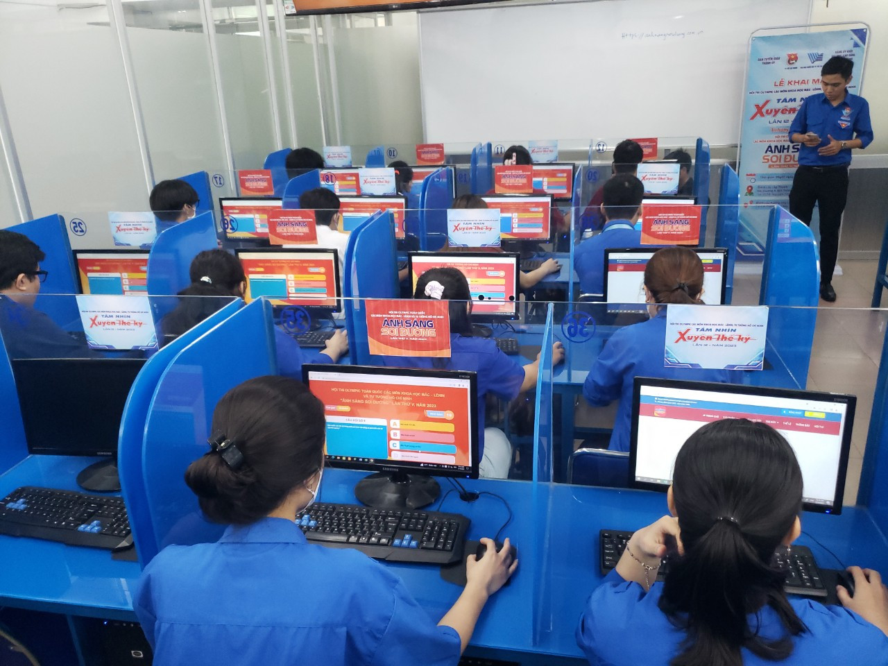 Rất đông sinh viên cùng dự thi sau lễ phát động.