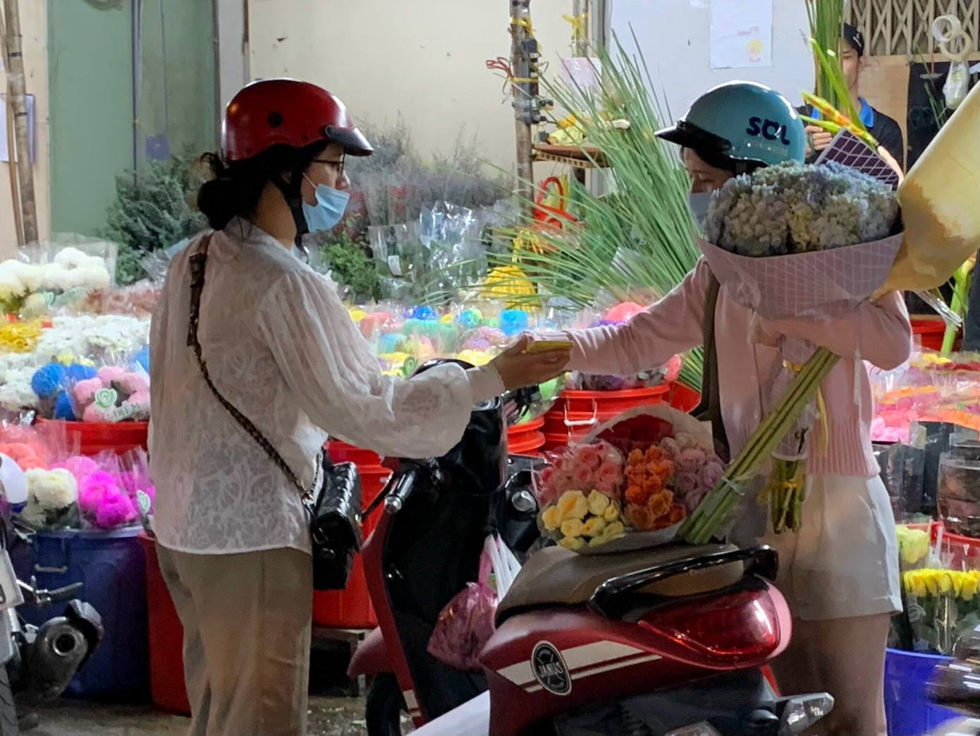 Chị Nguyễn Ngọc Hương Giang (25 tuổi), chủ tiệm hoa tại chợ Hồ Thị Kỷ chia sẻ: “Theo mình nghĩ, một phần là do nền kinh tế chưa phục hồi, lúc trước người ta có thể bỏ 1 đến 2 triệu đồng để mua một bó hoa nhưng hiện tại thì mọi người phải cân nhắc rất nhiều&quot;.