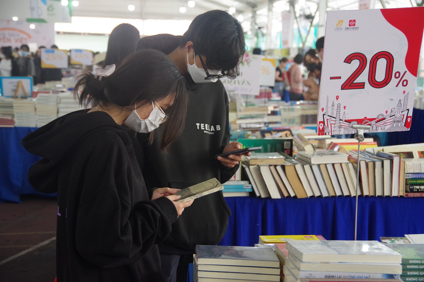 Đôi bạn Thanh Thủy và Hoàng Duy quyết định đến hội sách để “săn” những đầu sách giá rẻ. “Mình đã từng tham gia hội sách rất nhiều lần, tại đây có thể tìm được những đầu sách giá rẻ hơn rất nhiều so với những nơi khác. Ngoài ra, thay vì đi cà phê hay khu vui chơi, việc đi lựa sách vừa có thể giúp mình xả stress sau một tuần học tập căng thẳng mà còn mang lại rất nhiều giá trị tri thức”, Hoàng Duy cho biết thêm.