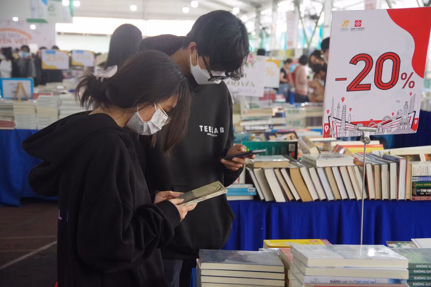 Đôi bạn Thanh Thủy và Hoàng Duy quyết định đến hội sách để “săn” những đầu sách giá rẻ. “Mình đã từng tham gia hội sách rất nhiều lần, tại đây có thể tìm được những đầu sách giá rẻ hơn rất nhiều so với những nơi khác. Ngoài ra, thay vì đi cà phê hay khu vui chơi, việc đi lựa sách vừa có thể giúp mình xả stress sau một tuần học tập căng thẳng mà còn mang lại rất nhiều giá trị tri thức”, Hoàng Duy cho biết thêm.