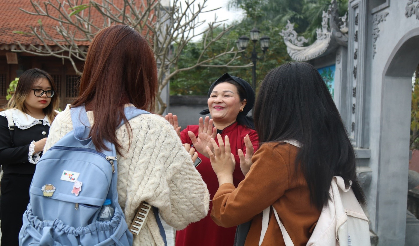 Nghệ nhân trực tiếp chỉ dạy sinh viên điệu múa hát xoan.