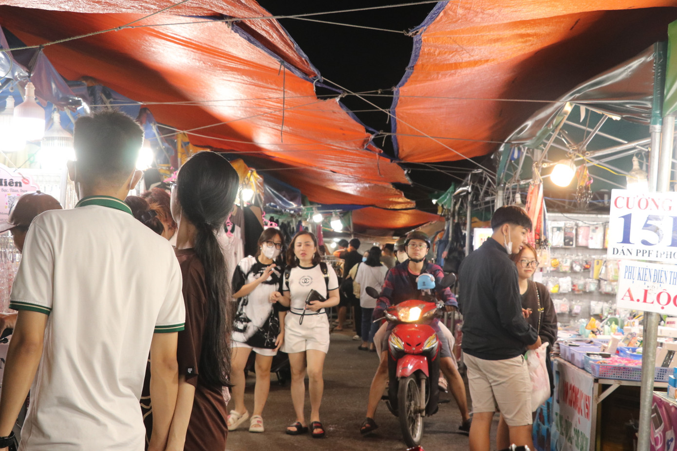 Phiên chợ đêm sinh viên hoạt động từ 18h đến 22h, vào tất cả ngày trong tuần. (Ảnh: Lan Huỳnh).