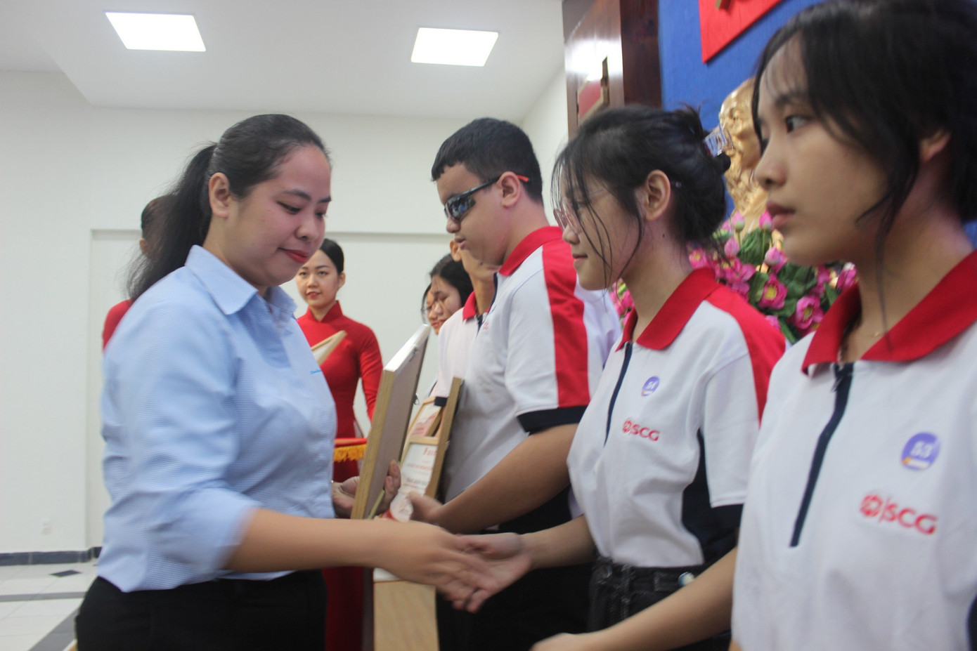 Các bạn sinh viên nhận học bổng từ chương trình.