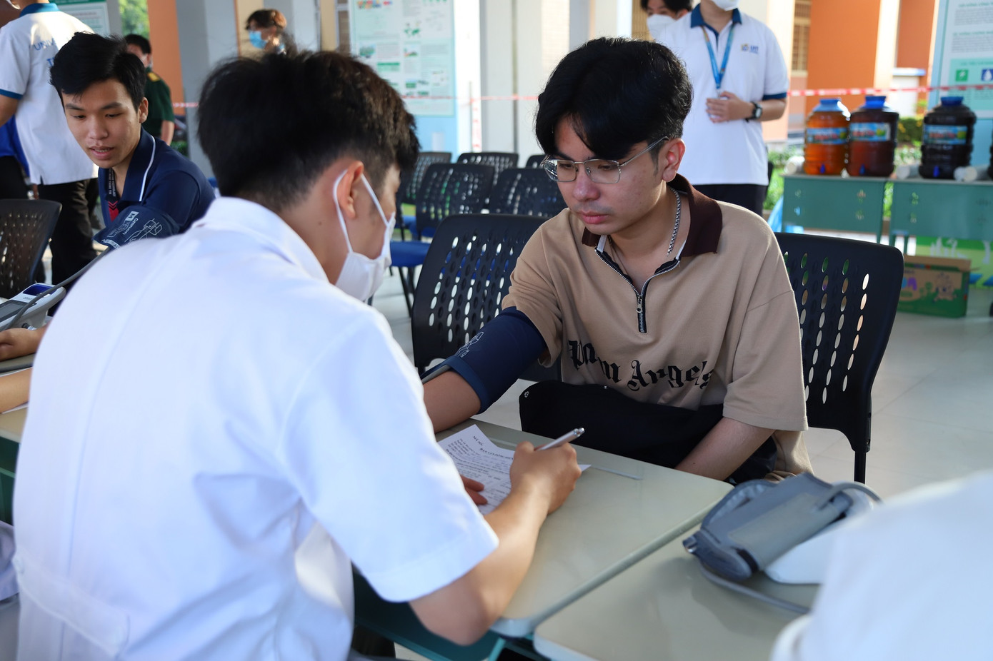 Sinh viên được khám sàng lọc và tư vấn đầy đủ trước khi tham gia hiến máu. Sinh viên được khám sàng lọc và tư vấn đầy đủ trước khi tham gia hiến máu.