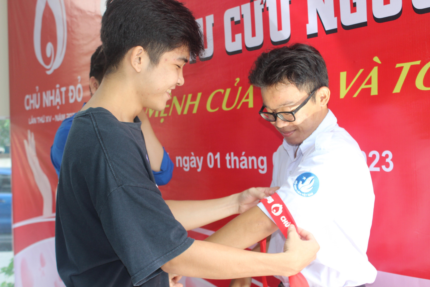 Lần đầu tham gia hiến máu, Nguyễn Dương Nhật Tân (năm thứ hai, khoa Ngoại ngữ, trường ĐH Mở TP. HCM) hào hứng chia sẻ: “Biết được chương trình qua kênh Đoàn trường, mình đã đăng ký luôn và cũng rủ thêm bạn bè cùng hiến máu. Đến với chương trình, cảm nhận được không khí của ngày hội tình nguyện mình lại càng hào hứng hơn. Được góp một phần nhỏ vào ngân hàng máu, mình rất hạnh phúc”.