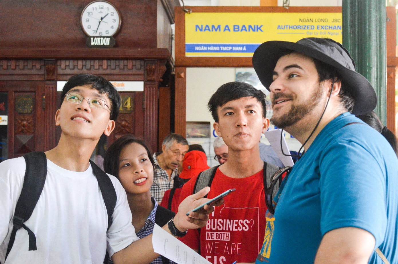 Hoạt động hướng dẫn du lịch cho du khách nước ngoài tại Bưu điện Thành phố trong chương trình. (Ảnh: The English Club) Hoạt động hướng dẫn du lịch cho du khách nước ngoài tại Bưu điện Thành phố trong chương trình. (Ảnh: The English Club)