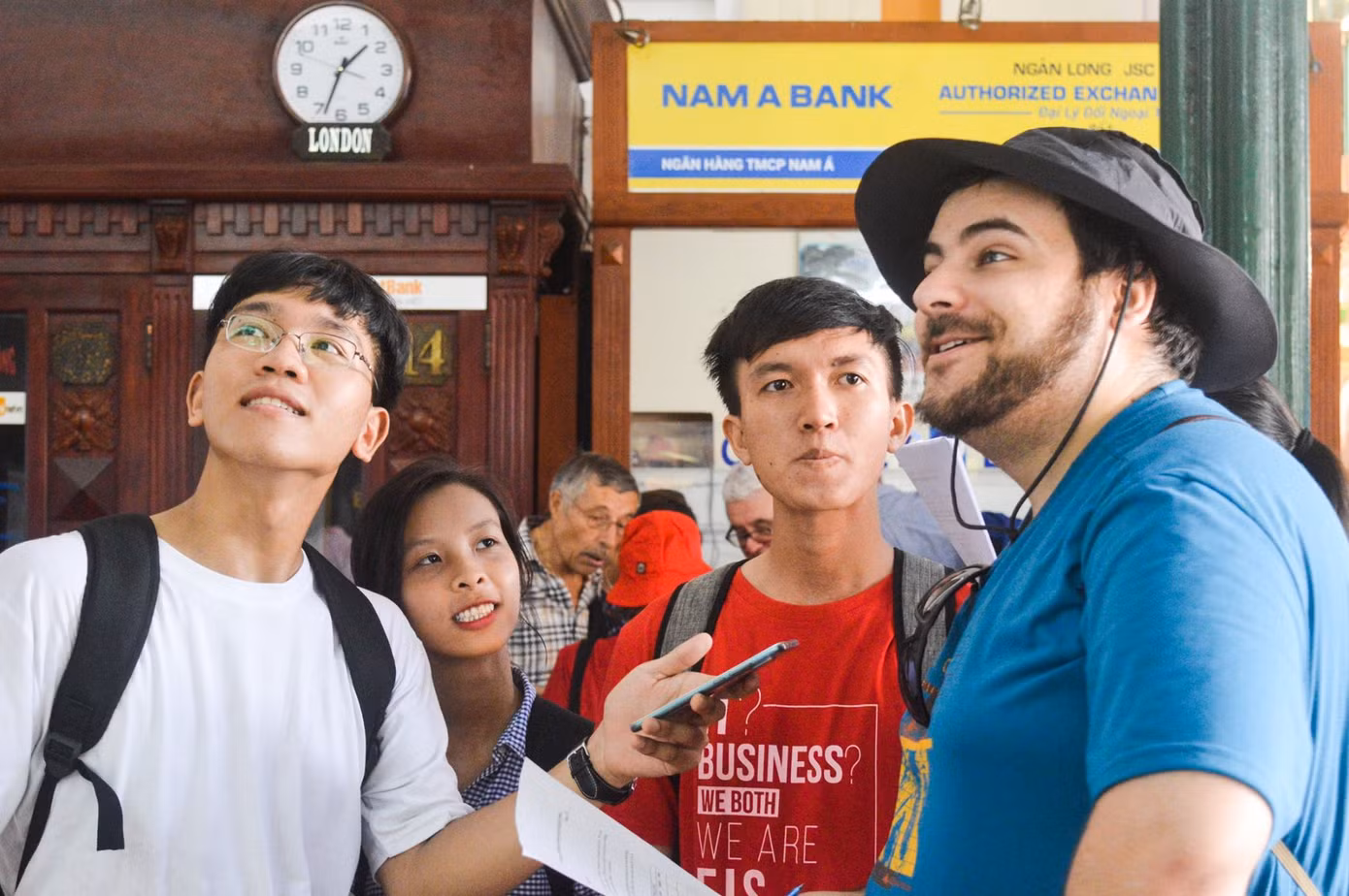 Hoạt động hướng dẫn du lịch cho du khách nước ngoài tại Bưu điện Thành phố trong chương trình. (Ảnh: The English Club)