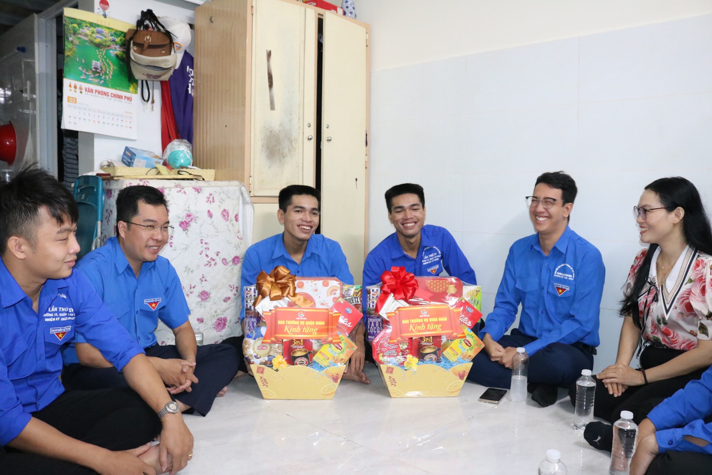 Hai anh em Minh Phúc và Minh Đức (ngồi giữa) nhận quà từ Quận Đoàn Tân Bình trước lúc lên đường nhập ngũ.