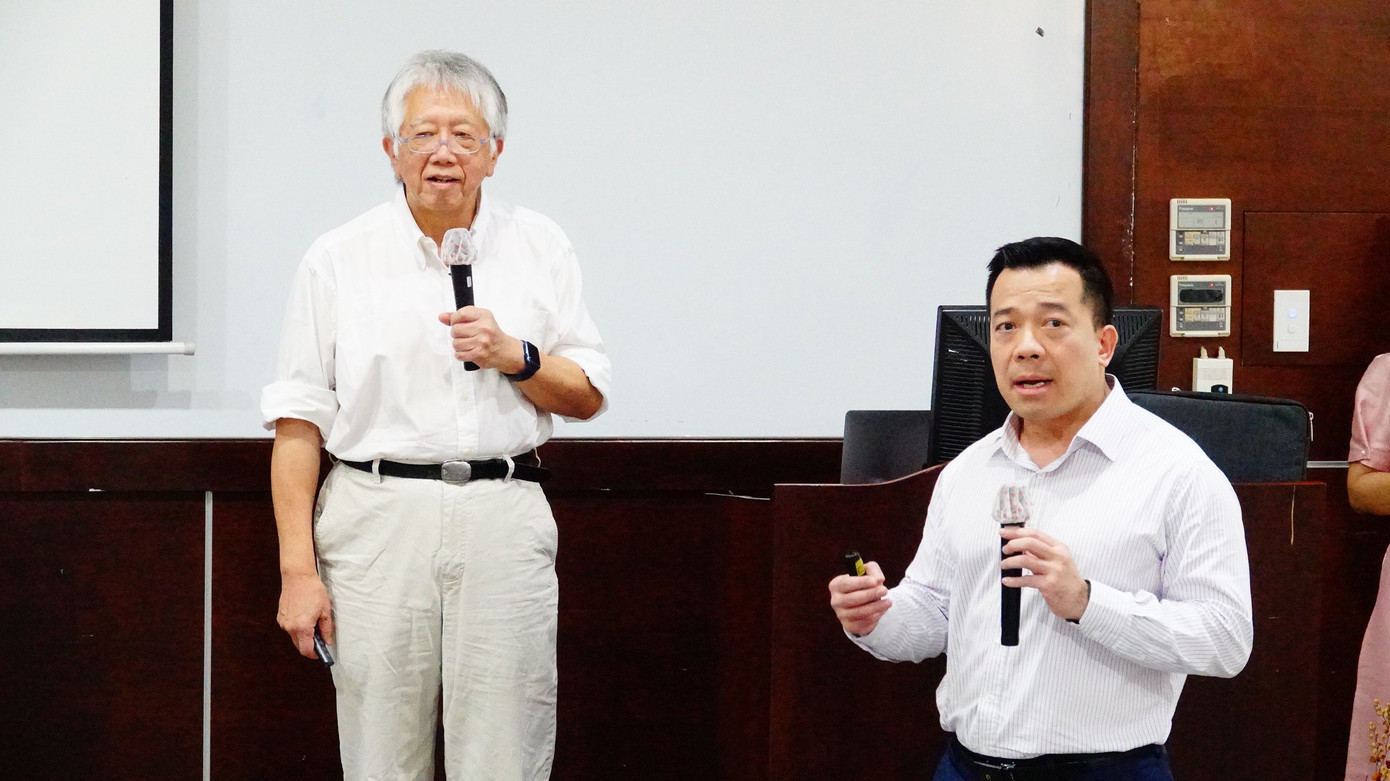 GS Paul Ho trả lời những thắc mắc của các bạn sinh viên. GS Paul Ho trả lời những thắc mắc của các bạn sinh viên.