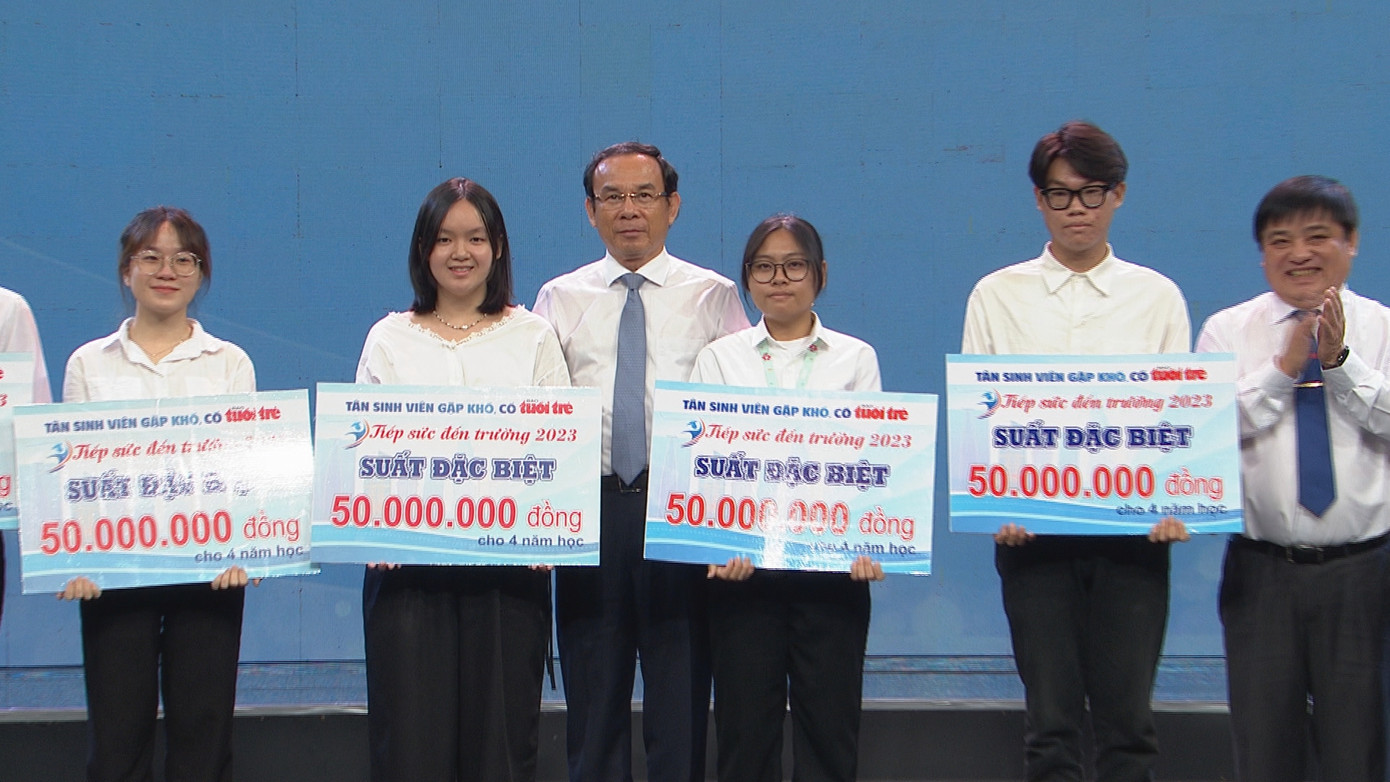 Bí thư Thành ủy TP. HCM Nguyễn Văn Nên trao học bổng "Tiếp sức đến trường" cho tân sinh viên.