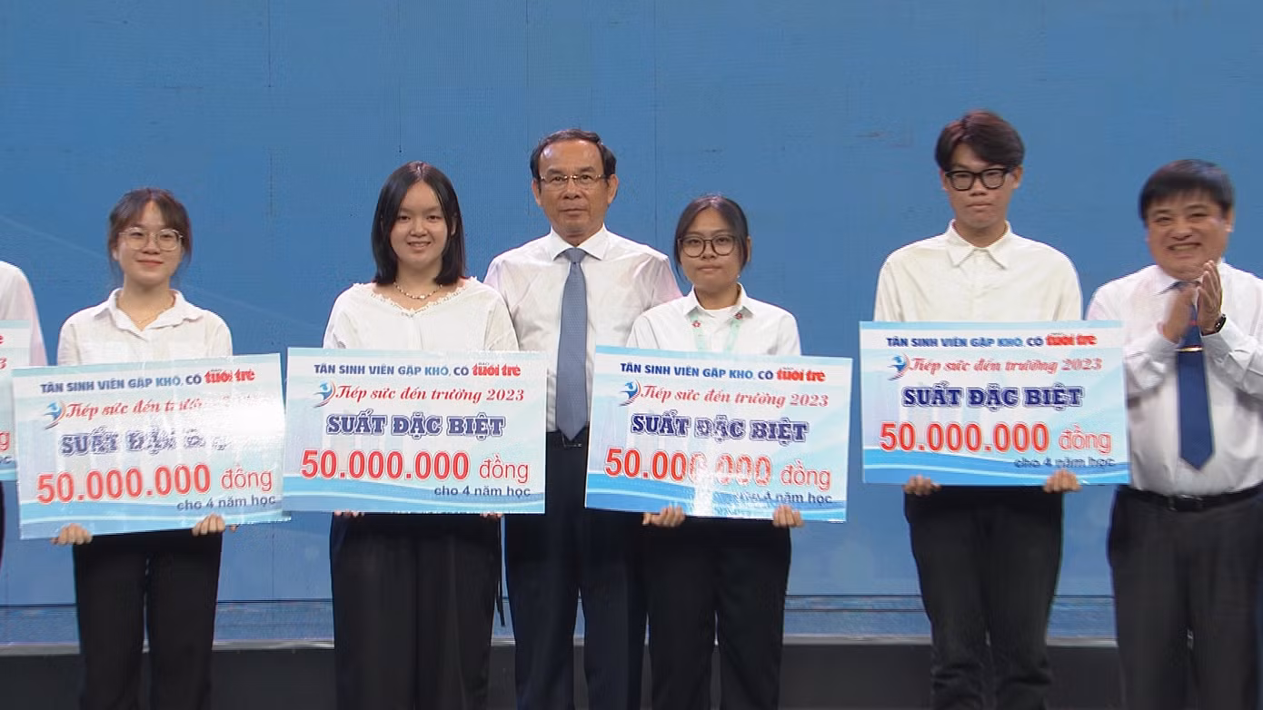 Bí thư Thành ủy TP. HCM Nguyễn Văn Nên trao học bổng "Tiếp sức đến trường" cho tân sinh viên.
