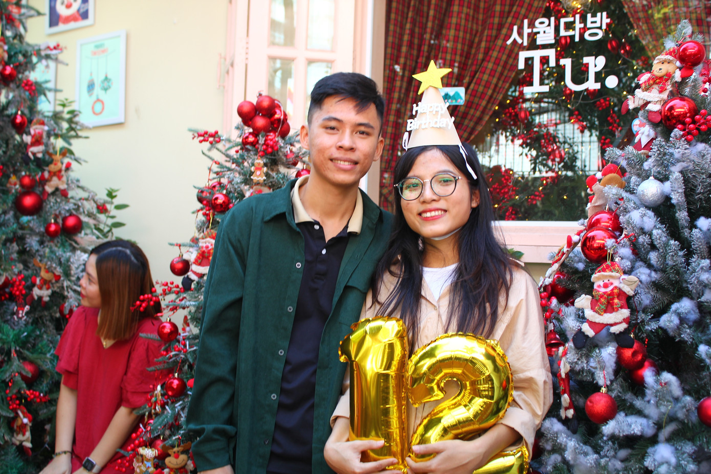 Văn Công cùng bạn bè đến chụp hình tại quán. (Ảnh: Kim Hoàng)