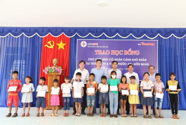 Đoàn công tác gửi tặng 30 suất học bổng đến các em học sinh trường Phước An. Đoàn công tác gửi tặng 30 suất học bổng đến các em học sinh trường Phước An.