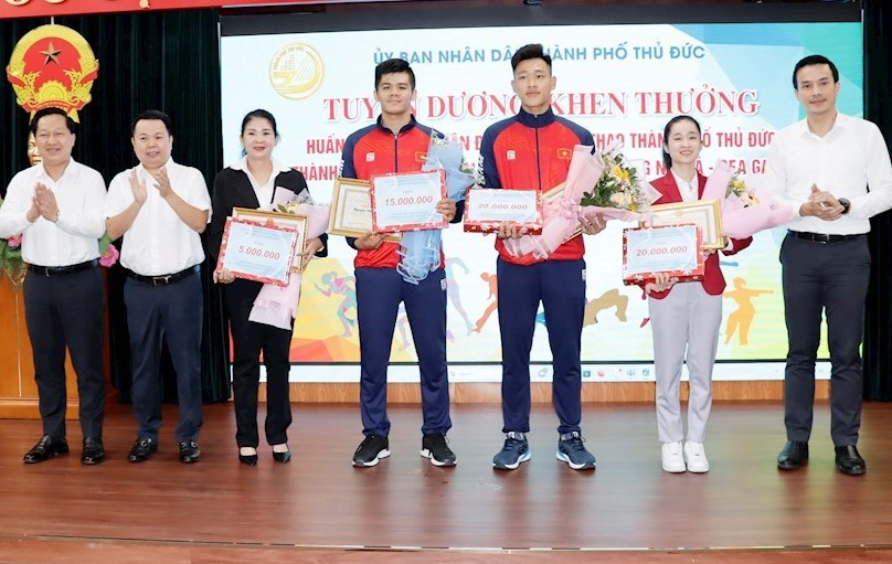 Bốn vận động viên và một huấn luyện viên xuất sắc tại SEA Games 32 được tuyên dương dịp này. Bốn vận động viên và một huấn luyện viên xuất sắc tại SEA Games 32 được tuyên dương dịp này.